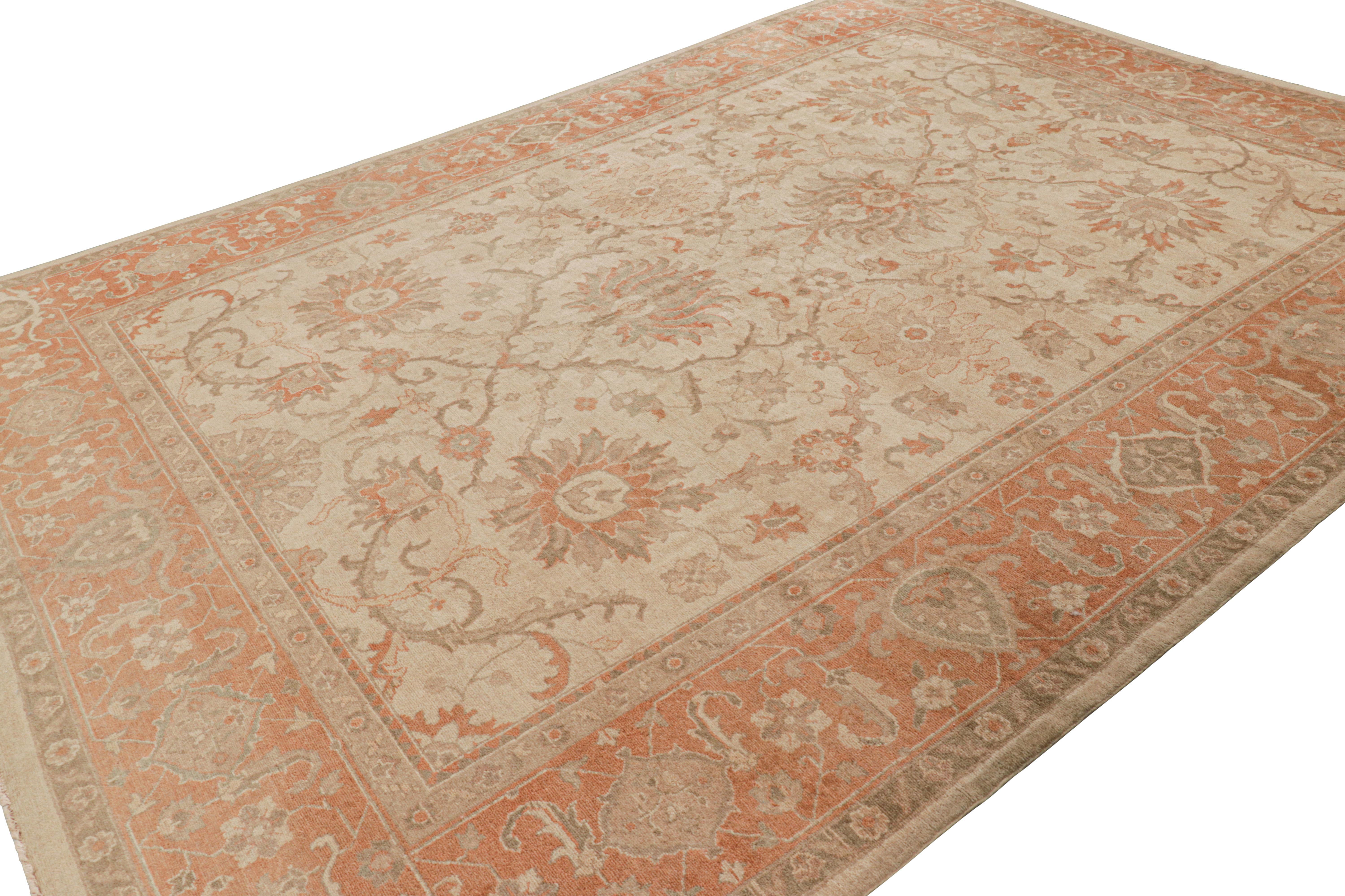 Rug & Kilim è un tappeto persiano in stile Sultanabad Rugs in beige e arancione con motivi floreali In condizioni Nuovo in vendita a Long Island City, NY