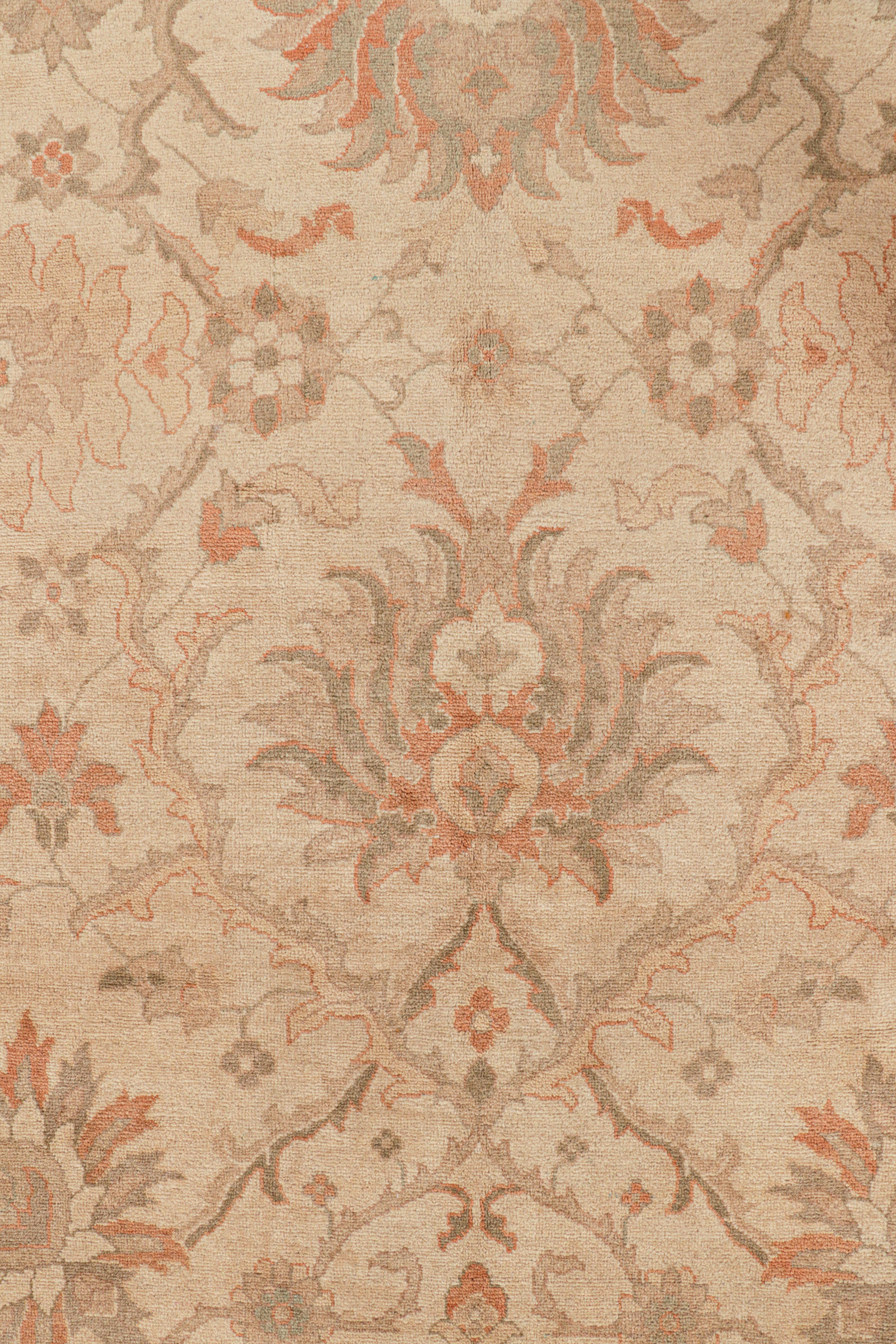 Realizzato in lana annodata a mano e caratterizzato da motivi floreali, questo tappeto contemporaneo 10x14 della collezione Modern Classics di Rug & Kilim si ispira agli antichi tappeti persiani di provenienza Sultanabad, alcuni dei più ricercati