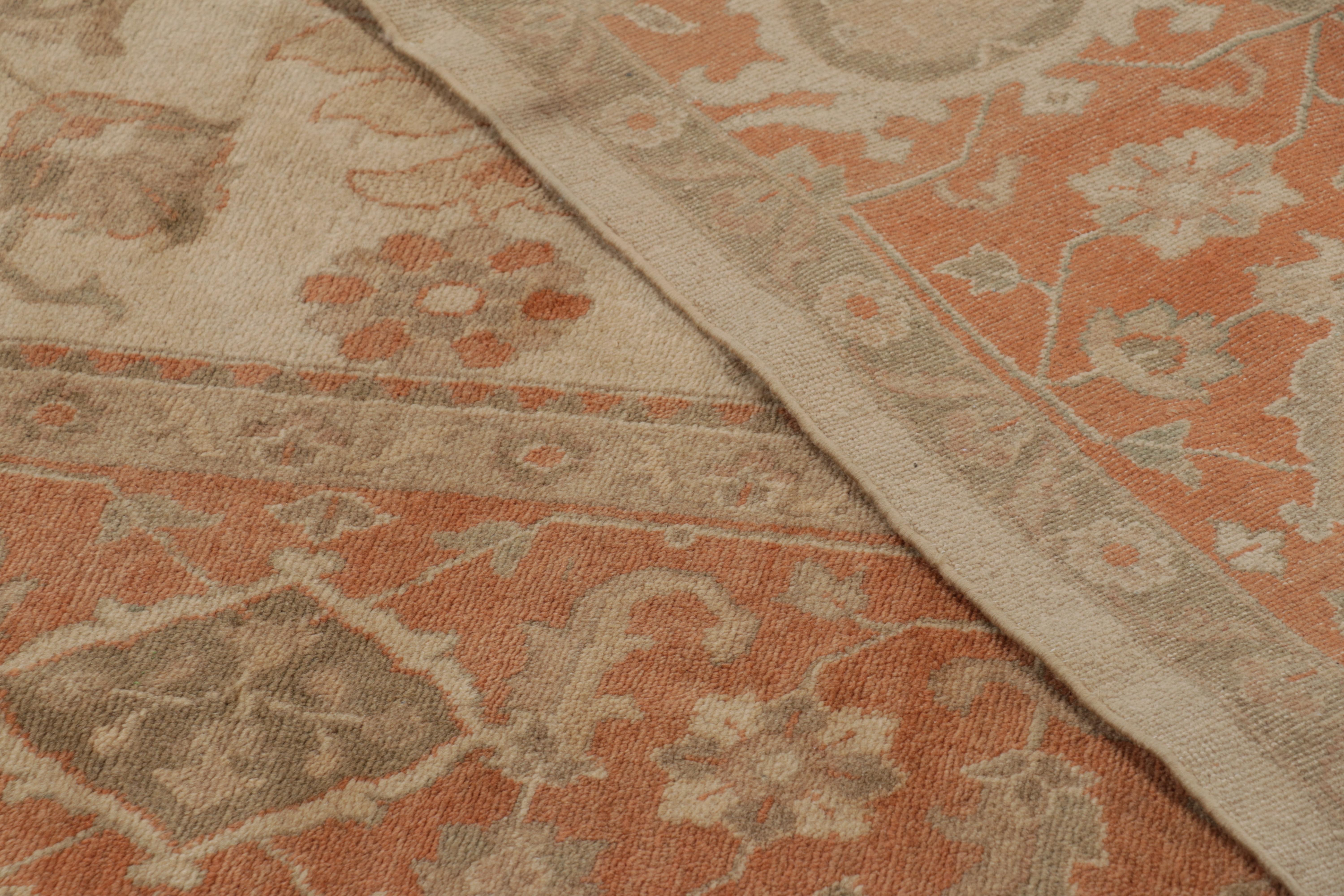 Rug & Kilim è un tappeto persiano in stile Sultanabad Rugs in beige e arancione con motivi floreali in vendita 1