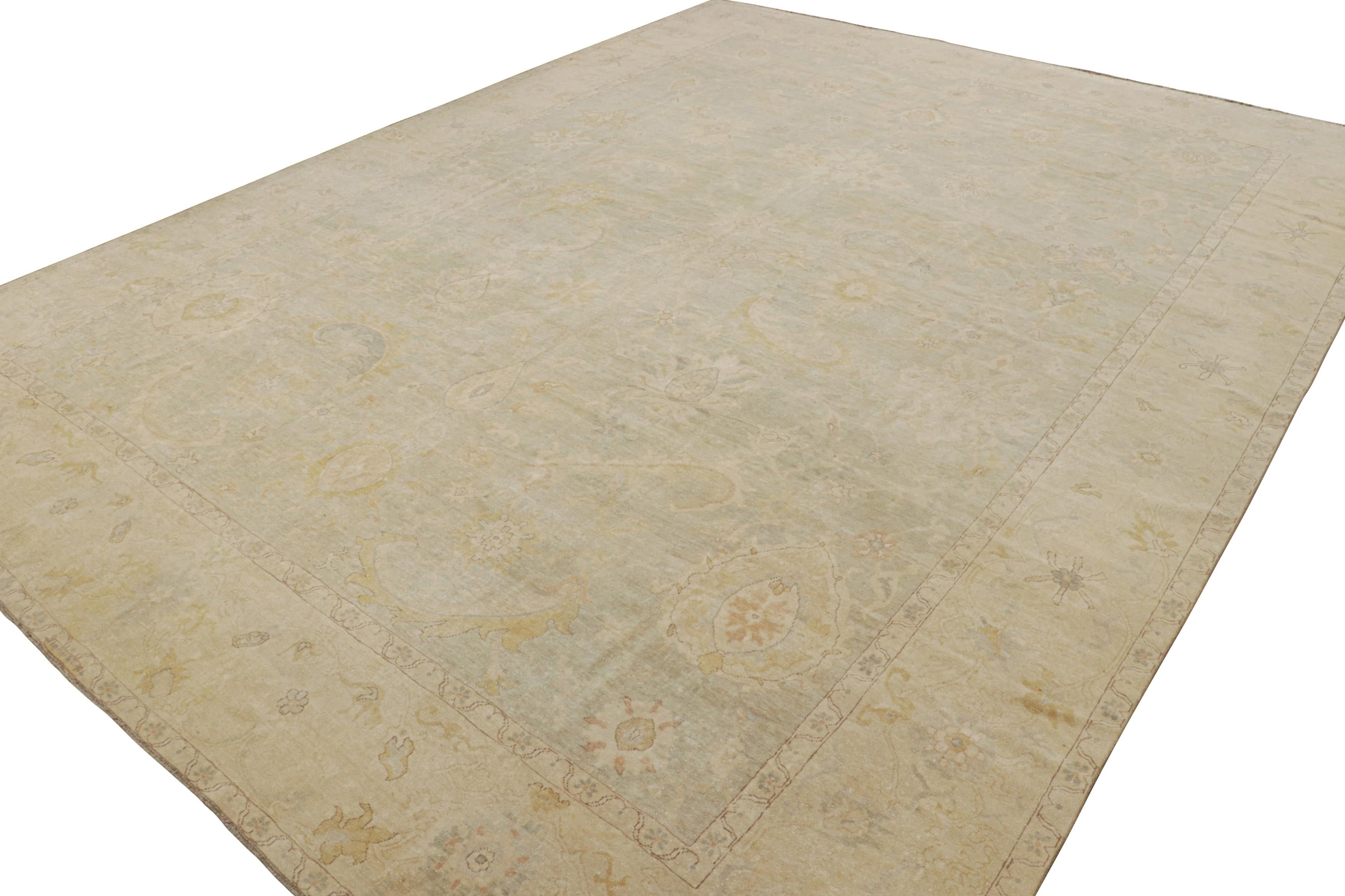 Dieser handgeknüpfte Wollteppich 12x16 aus der Modern Classics Collection von Rug & Kilim ist von antiken persischen Sultanabad-Teppichen inspiriert. Liebhaber des Handwerks werden Sultanabads zu den begehrtesten persischen Teppichen zählen und