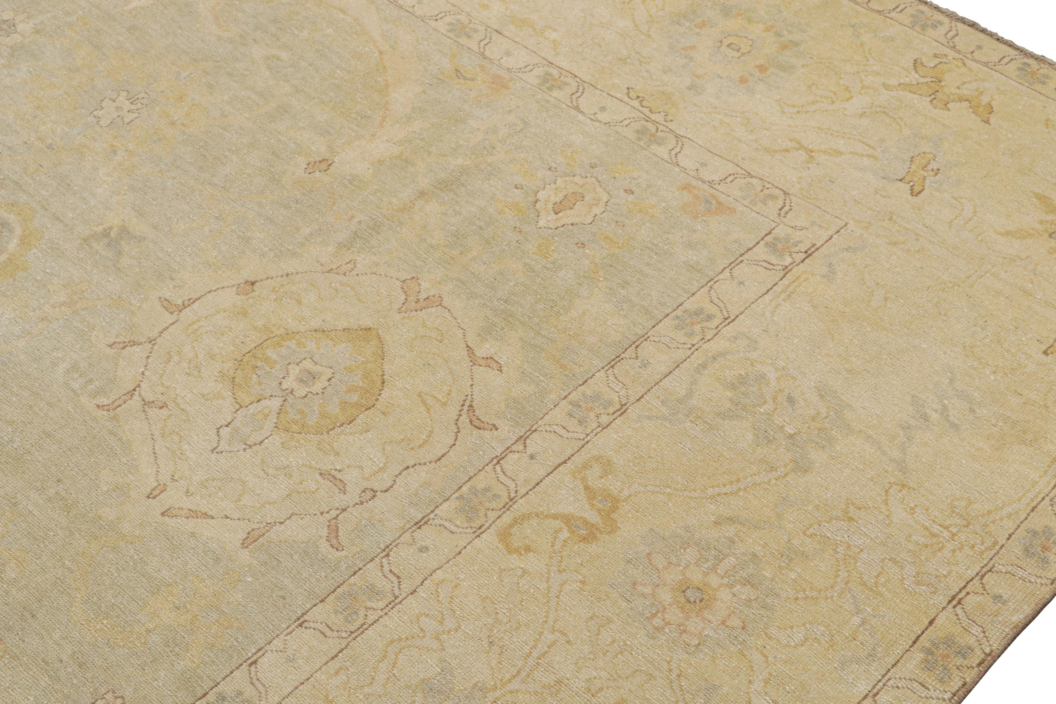 Rug & Kilim's Persischer Sultanabad Style Teppich in Grün und Beige mit Blumenmuster (Handgeknüpft)