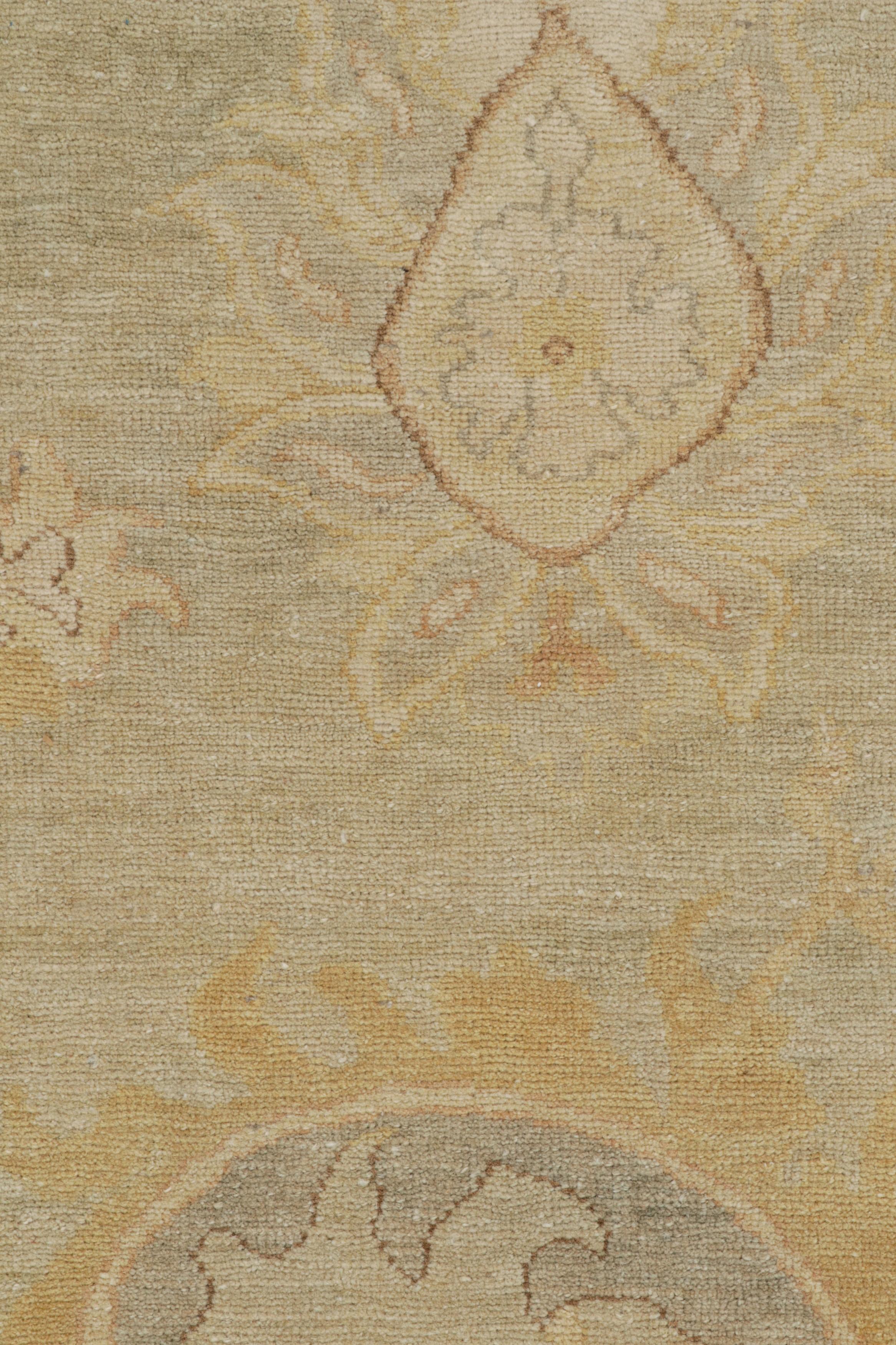 Rug & Kilim's Persischer Sultanabad Style Teppich in Grün und Beige mit Blumenmuster im Zustand „Neu“ in Long Island City, NY