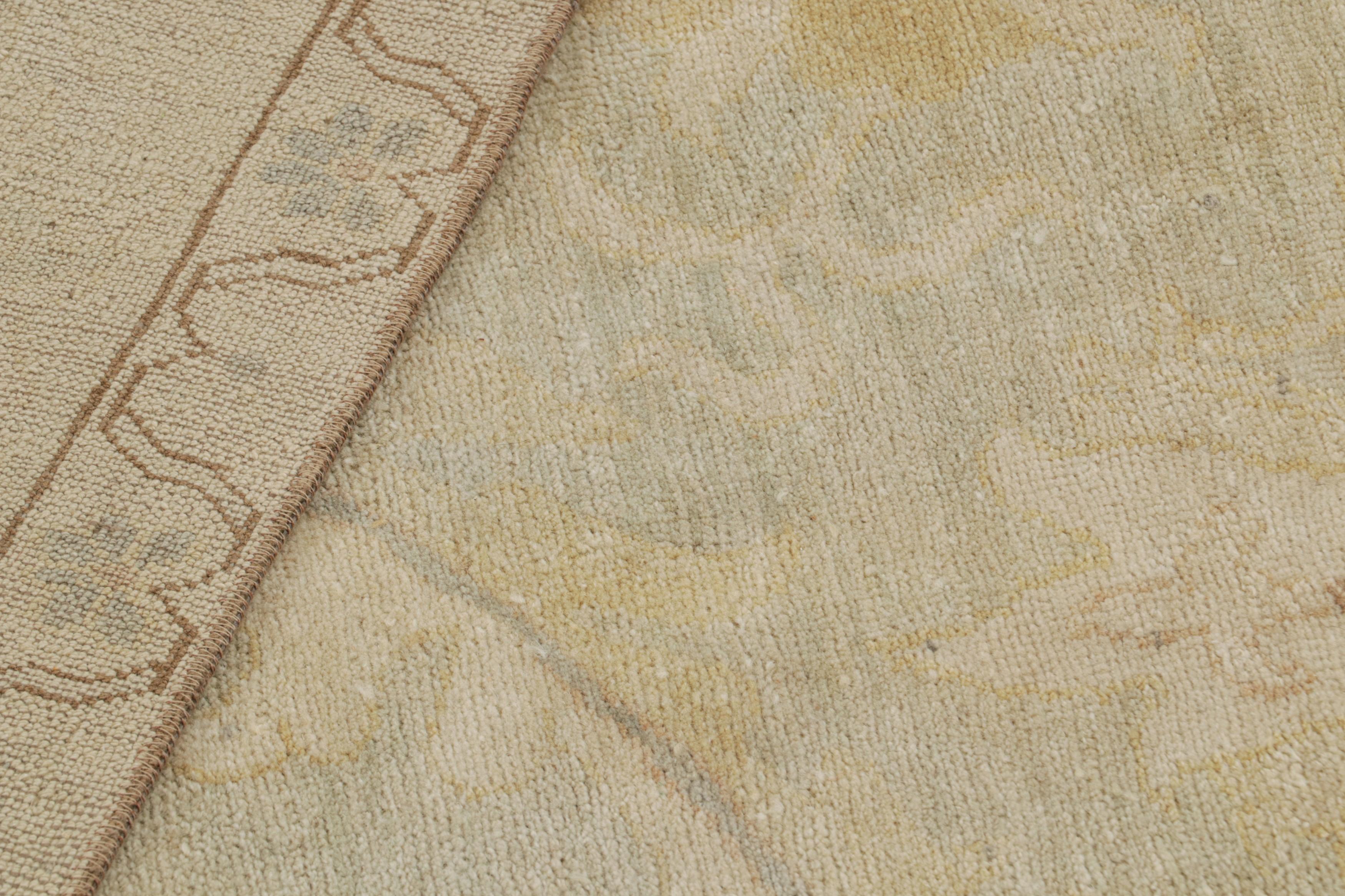 Rug & Kilim's Persischer Sultanabad Style Teppich in Grün und Beige mit Blumenmuster (21. Jahrhundert und zeitgenössisch)