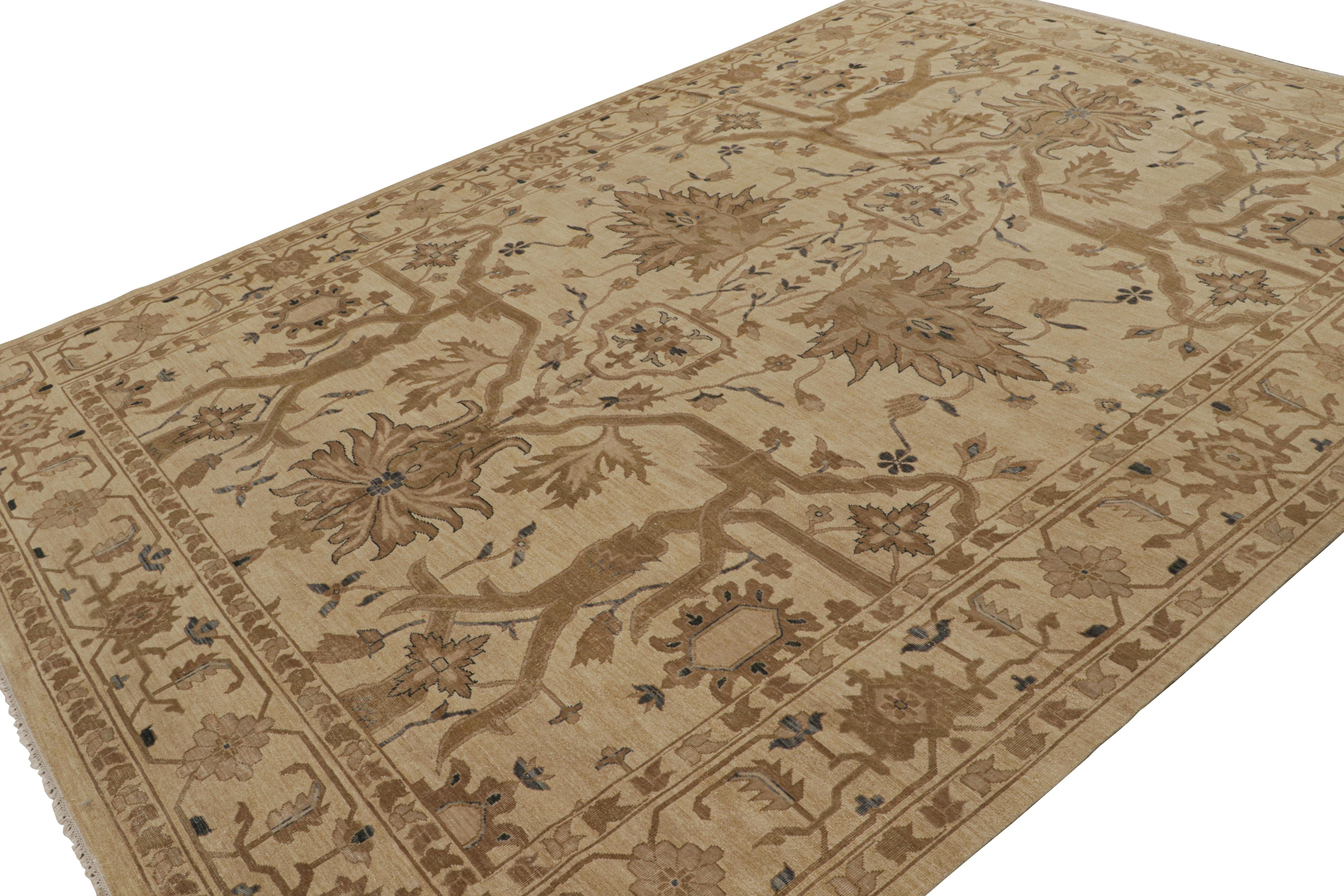 Annodato a mano in lana, questo tappeto 9x13, originario della Turchia, intorno al 1910-1920, è un pezzo d'antiquariato persiano Sultanabad molto particolare con motivi floreali. 
 
Sul design: 

Si tratta di un raro capolavoro proveniente da una