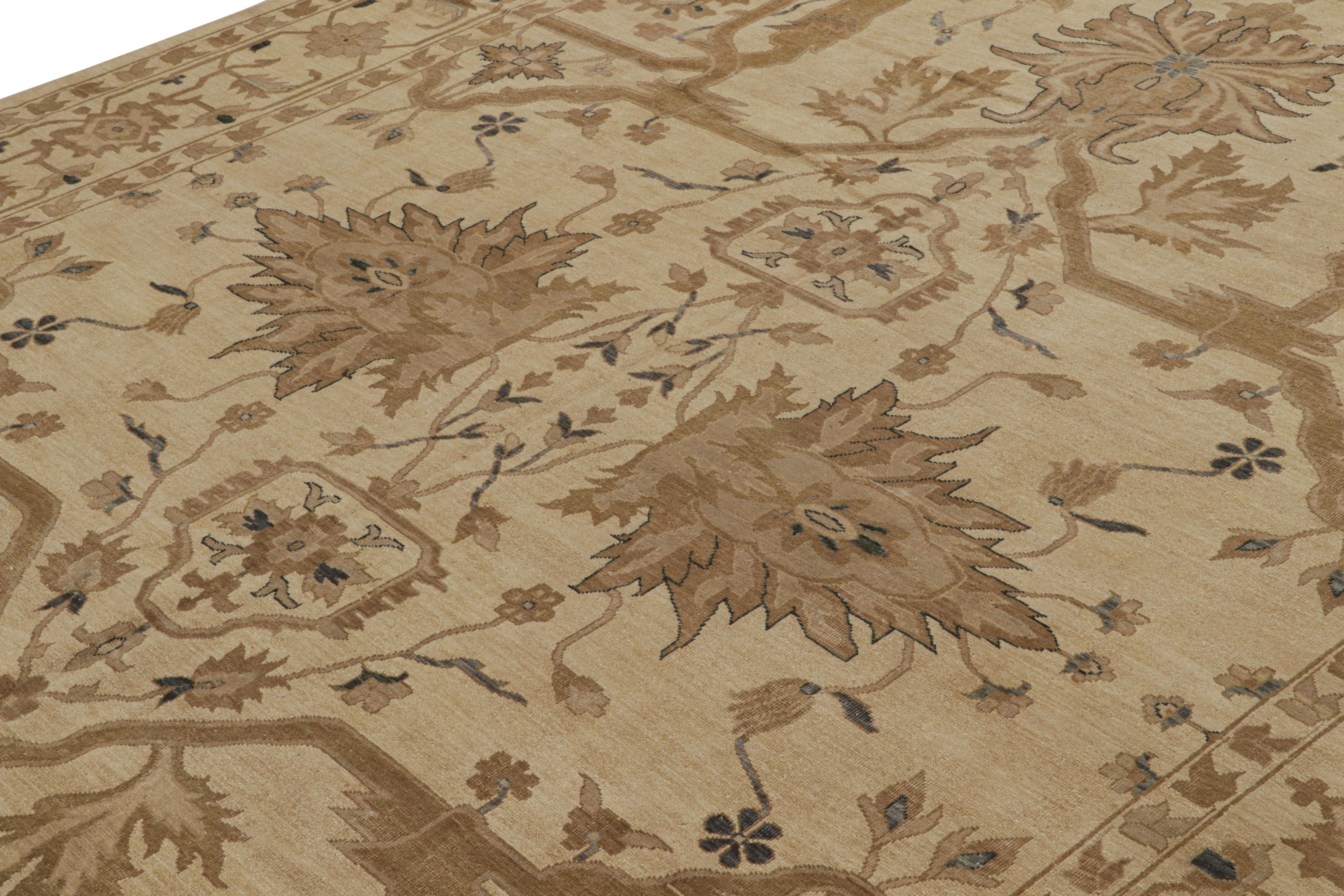 Indiano Rug & Kilim è un tappeto persiano in stile Sultanabad Rug con motivi floreali beige-marroni in vendita