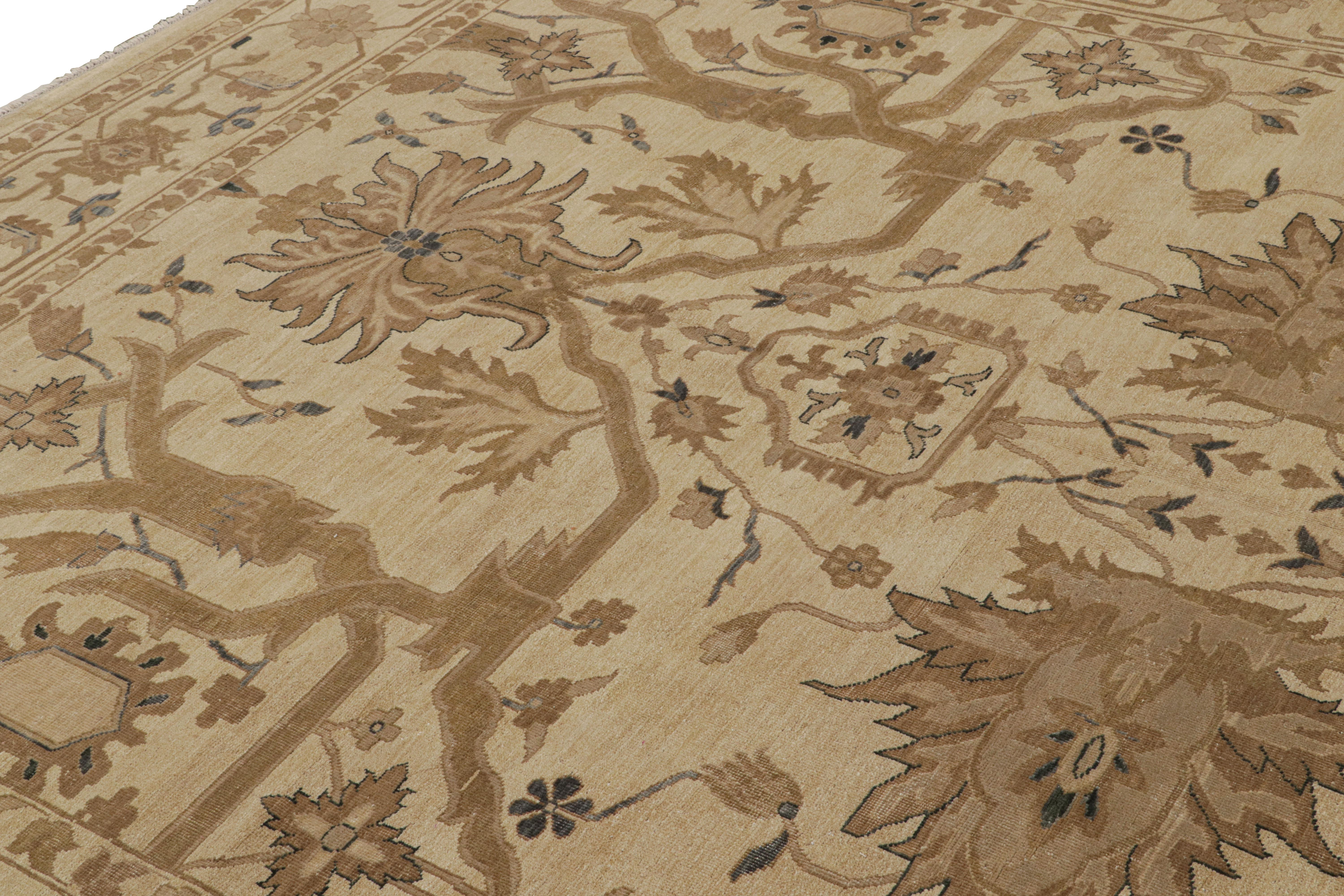 Annodato a mano Rug & Kilim è un tappeto persiano in stile Sultanabad Rug con motivi floreali beige-marroni in vendita