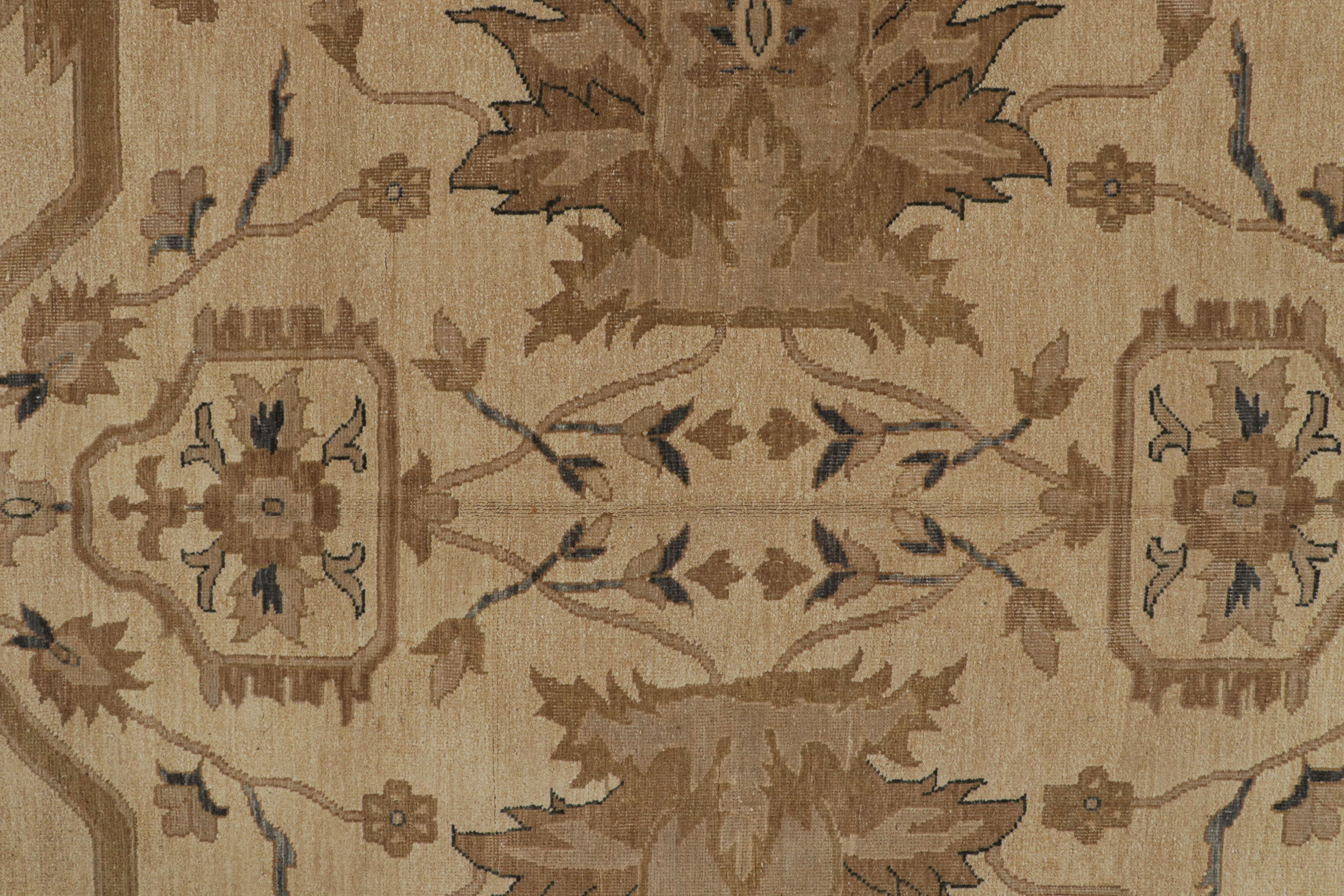 Rug & Kilim è un tappeto persiano in stile Sultanabad Rug con motivi floreali beige-marroni In condizioni Nuovo in vendita a Long Island City, NY