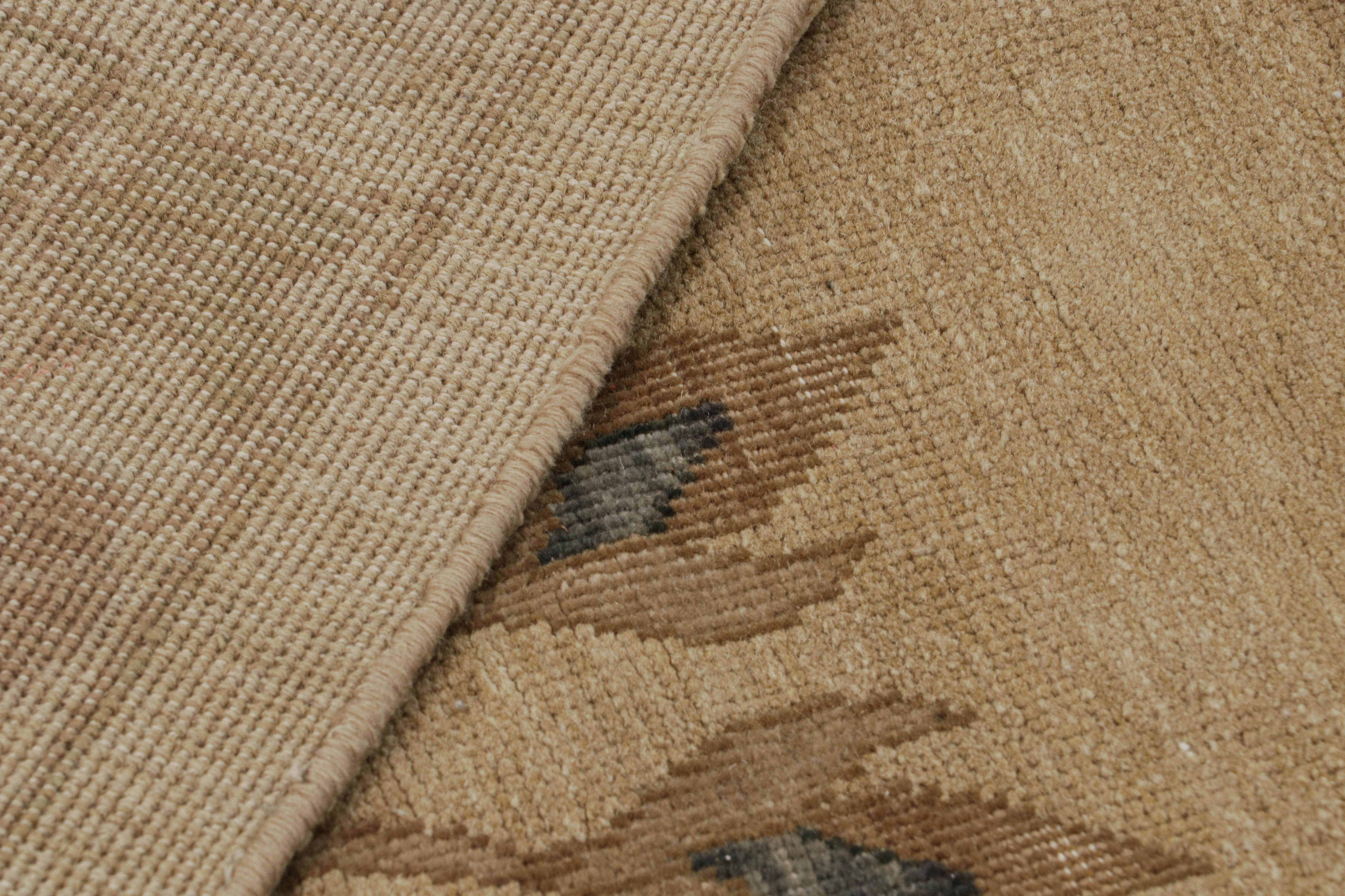 XXI secolo e contemporaneo Rug & Kilim è un tappeto persiano in stile Sultanabad Rug con motivi floreali beige-marroni in vendita