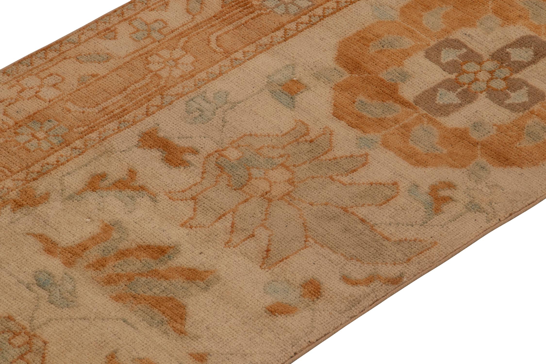 Annodato a mano Rug & Kilim è un tappeto persiano in stile Sultanabad con motivo floreale arancione e blu in vendita
