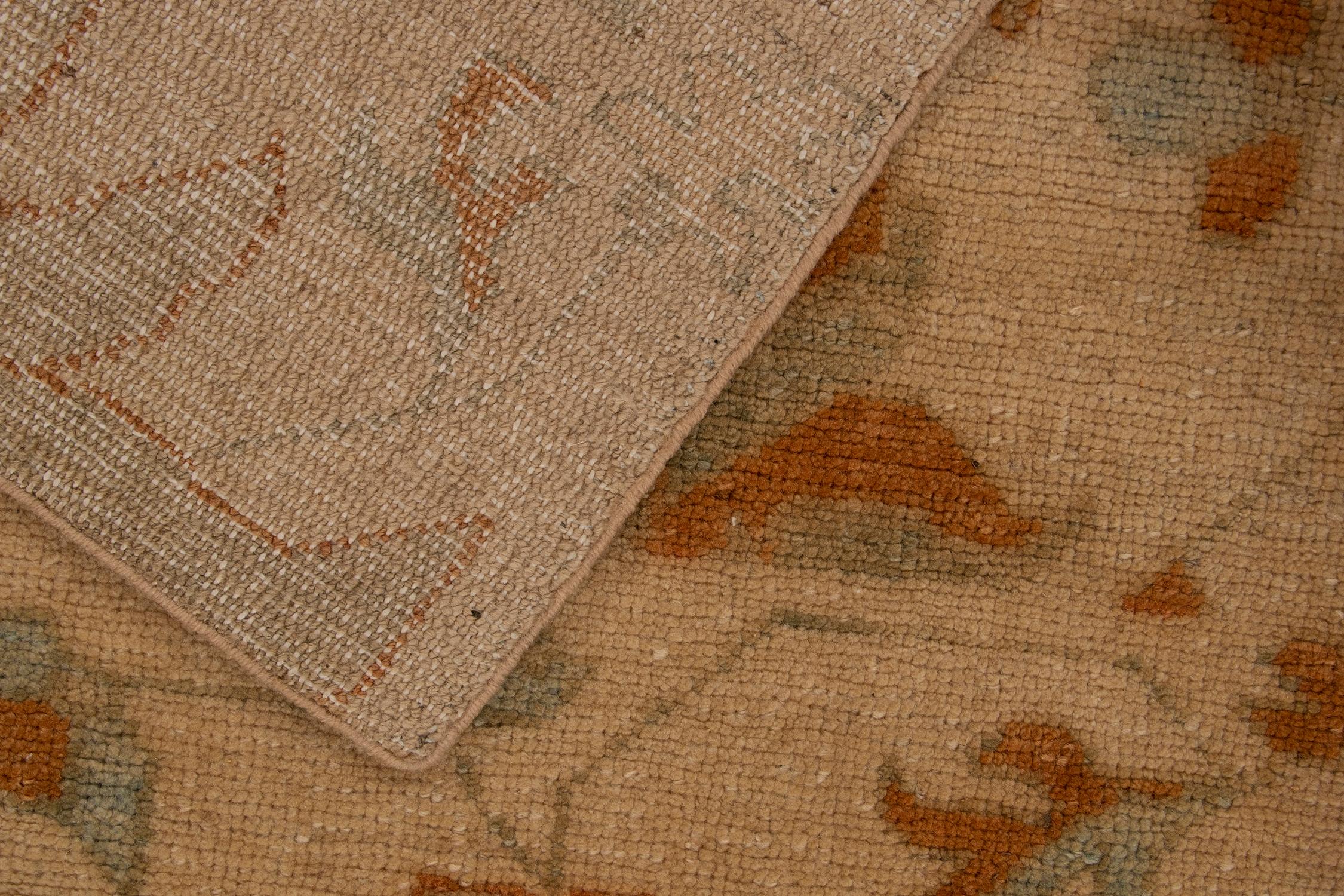 Lana Rug & Kilim è un tappeto persiano in stile Sultanabad con motivo floreale arancione e blu in vendita