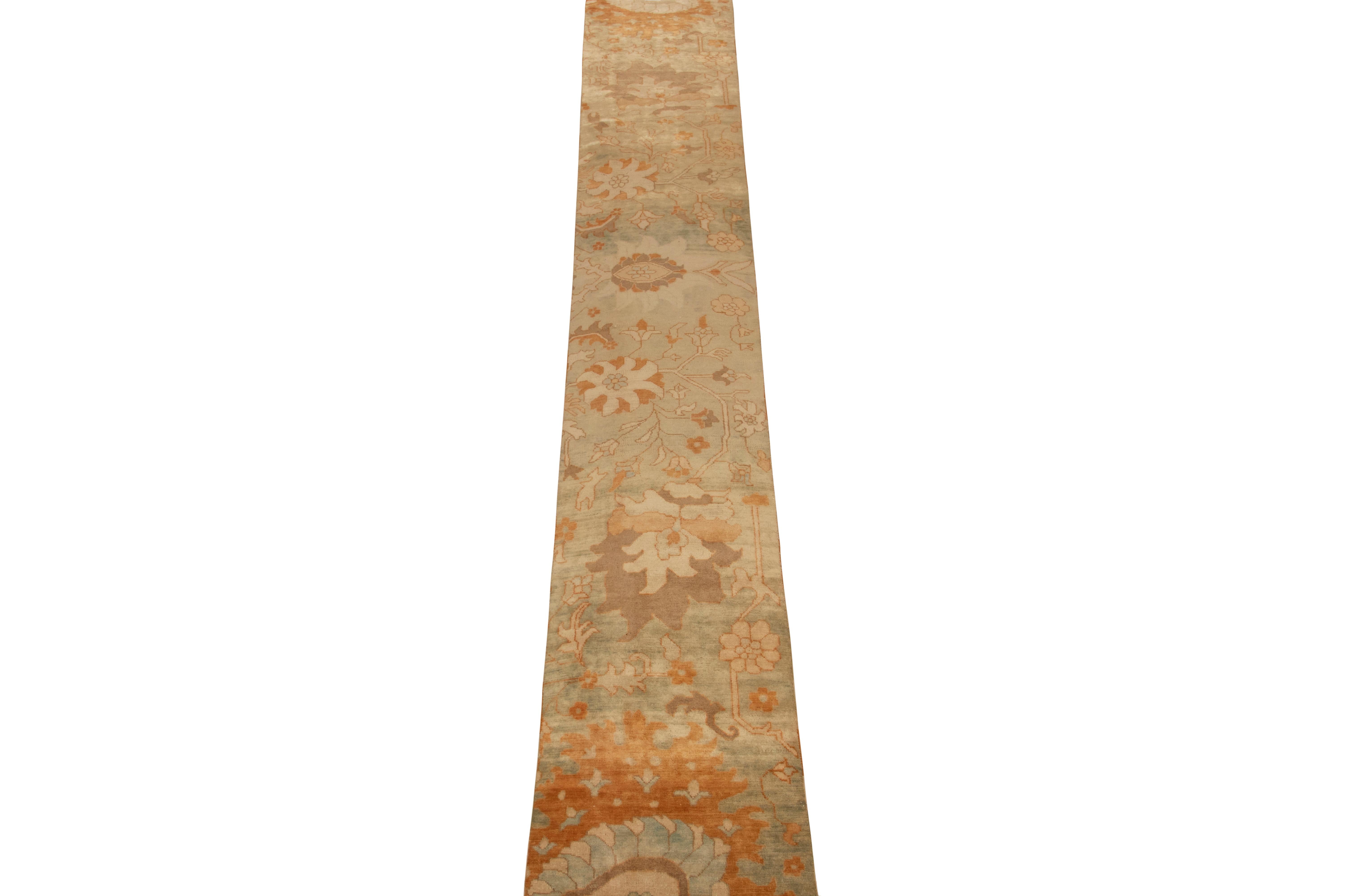Un runner sampler 2x16 di grandi dimensioni ispirato ai tappeti persiani Sultanabad, della collezione Modern Classics di Rug & Kilim. Annodato a mano in lana, riproduce una confluenza di toni caldi in motivi floreali con grazia classica.
Ulteriori