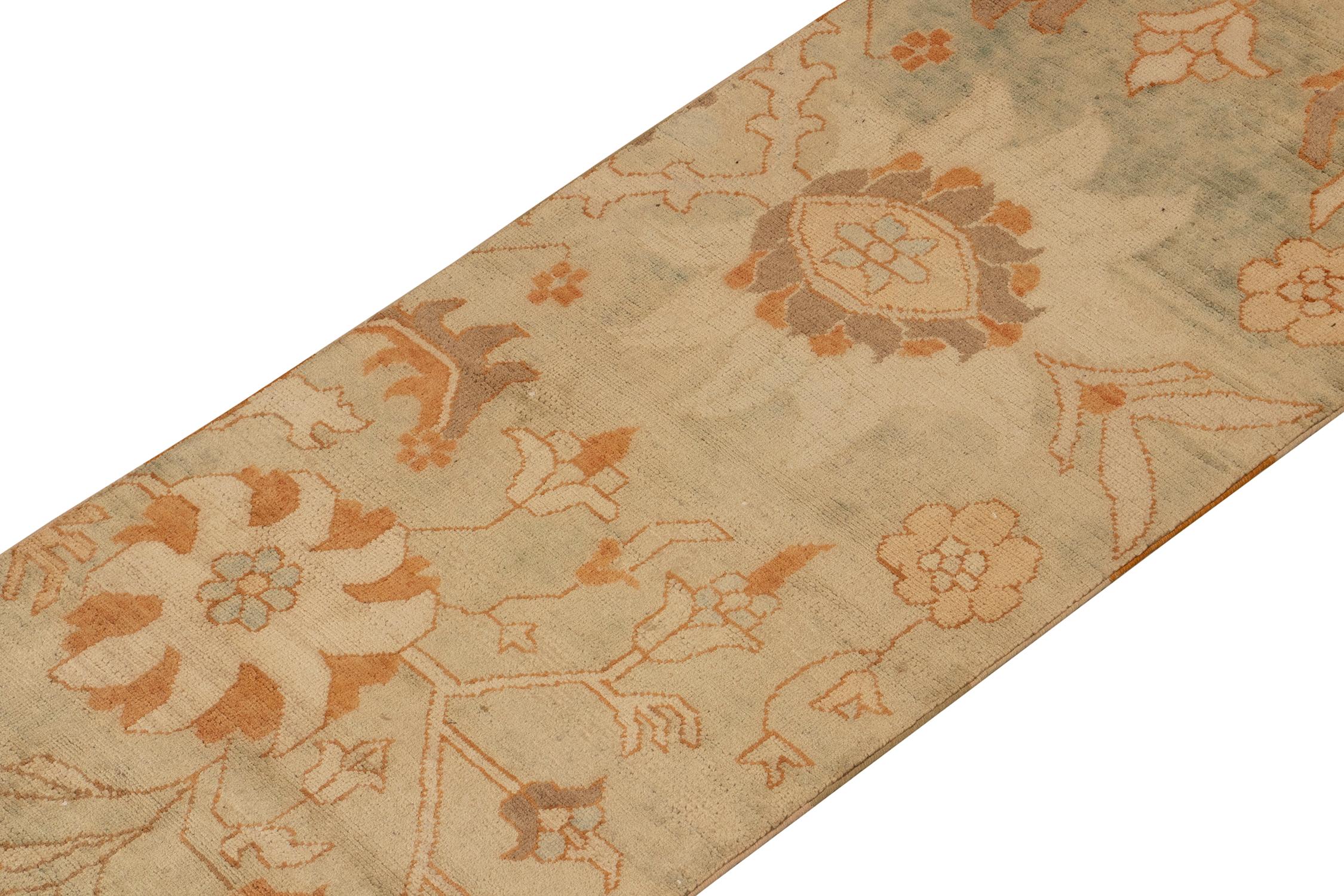 Annodato a mano Rug & Kilim è un runner persiano in stile Sultanabad in blu con motivo floreale arancione in vendita