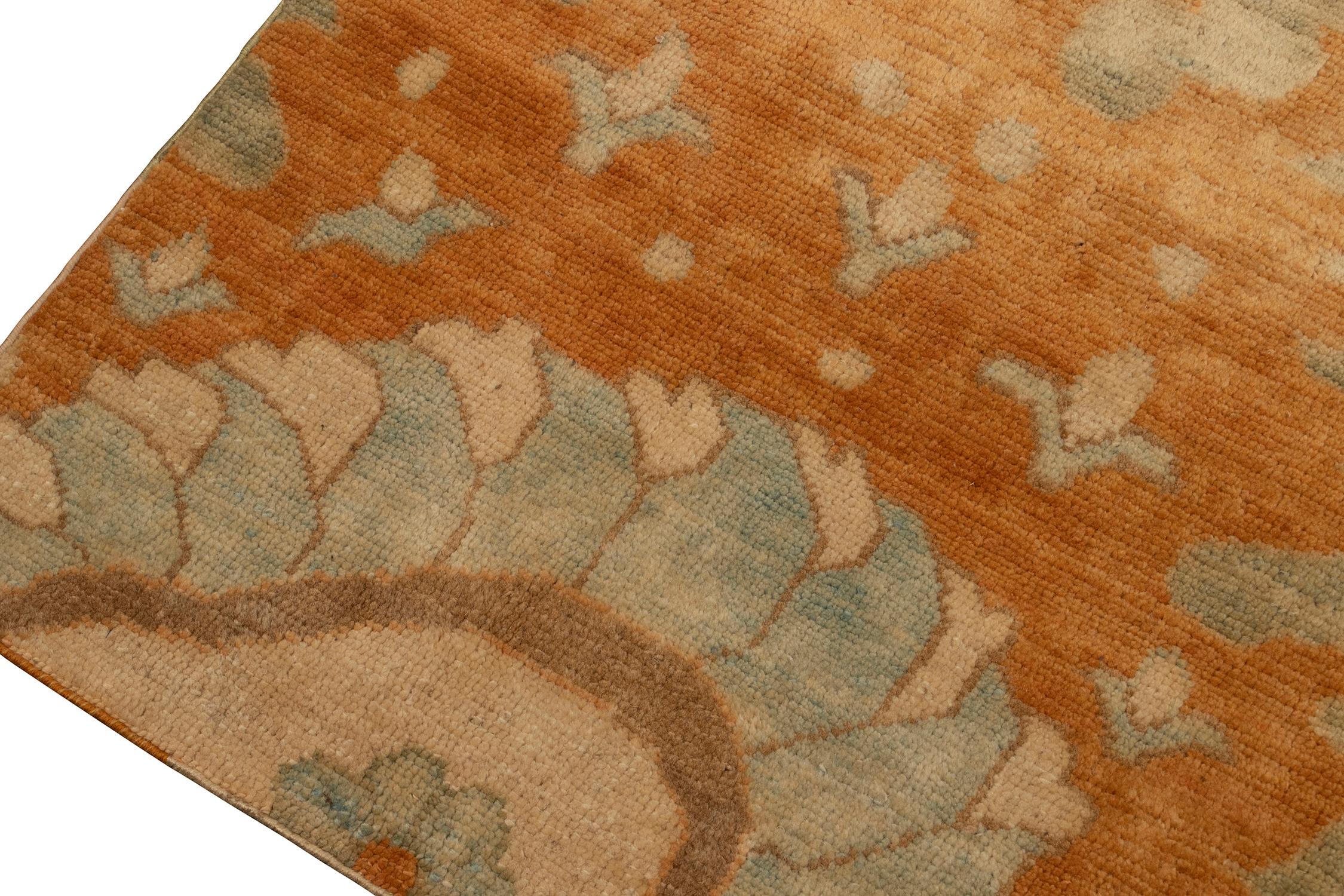 Rug & Kilim è un runner persiano in stile Sultanabad in blu con motivo floreale arancione In condizioni Nuovo in vendita a Long Island City, NY