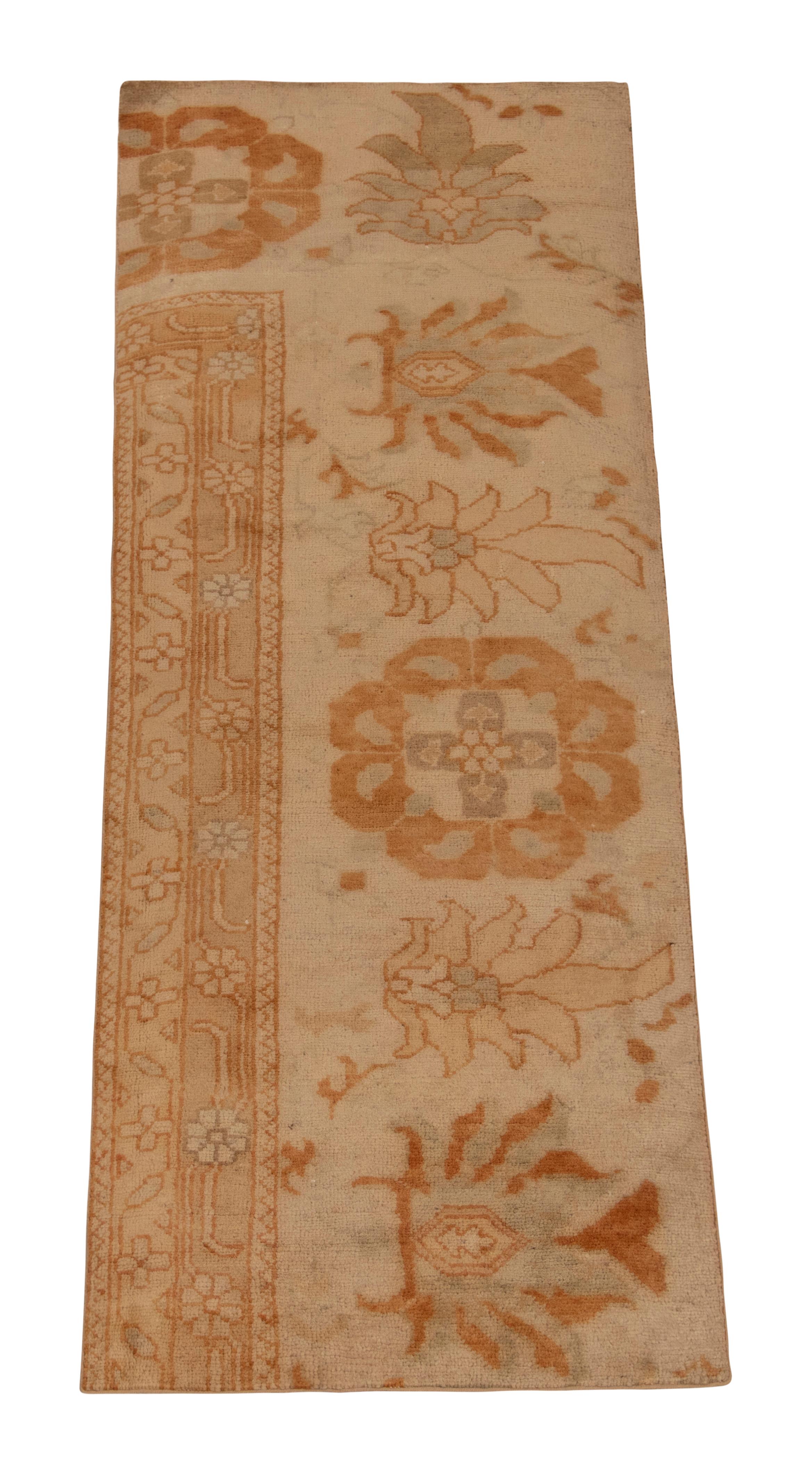 Perse Tapis & Kilim's Persian Sultanabad Style Runner with Orange & Blue Floral Pattern (Tapis de course persan de style Sultanabad avec motif floral orange et bleu) en vente