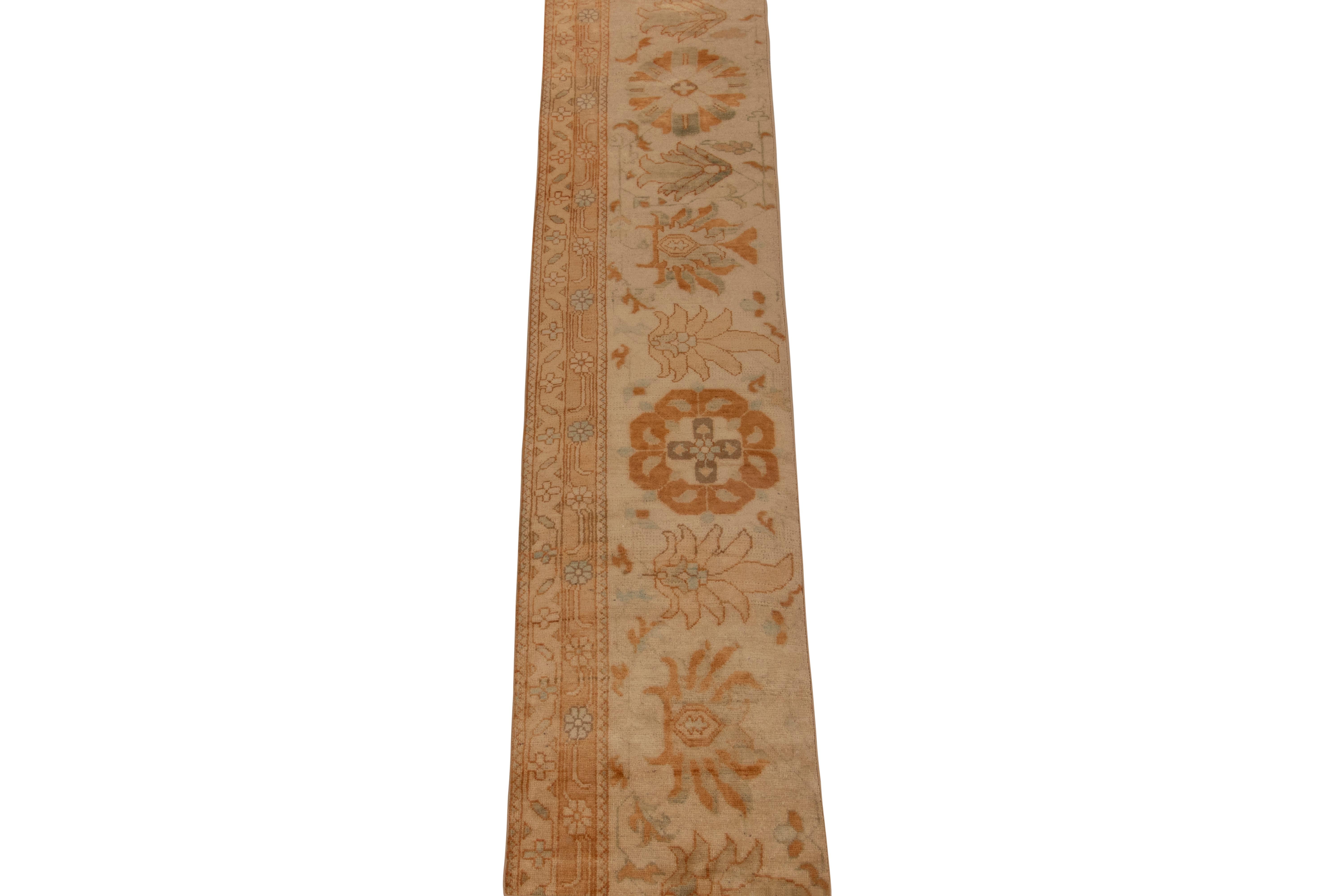 Perse Tapis & Kilim's Persian Sultanabad Style Runner with Orange & Blue Floral Pattern (Tapis de course persan de style Sultanabad avec motif floral orange et bleu) en vente