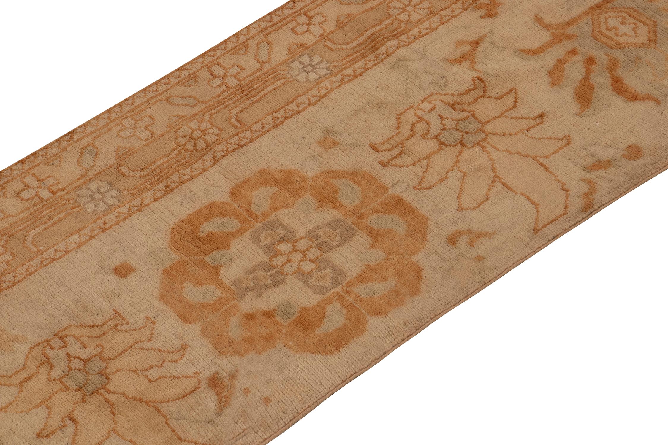 Noué à la main Tapis & Kilim's Persian Sultanabad Style Runner with Orange & Blue Floral Pattern (Tapis de course persan de style Sultanabad avec motif floral orange et bleu) en vente