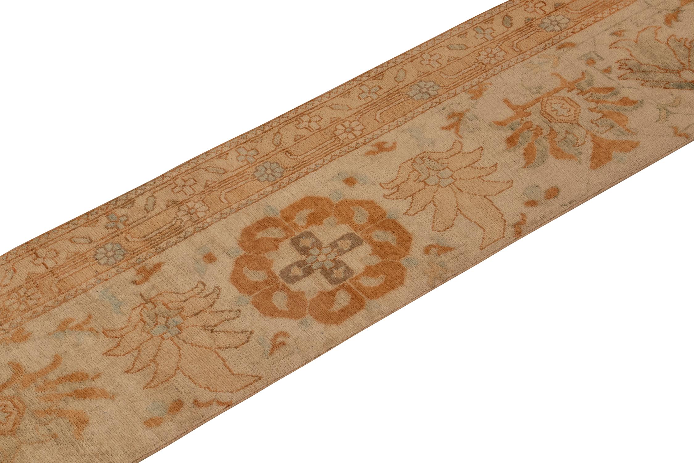Annodato a mano Runner persiano in stile Sultanabad Rug & Kilim con motivo floreale arancione e blu in vendita