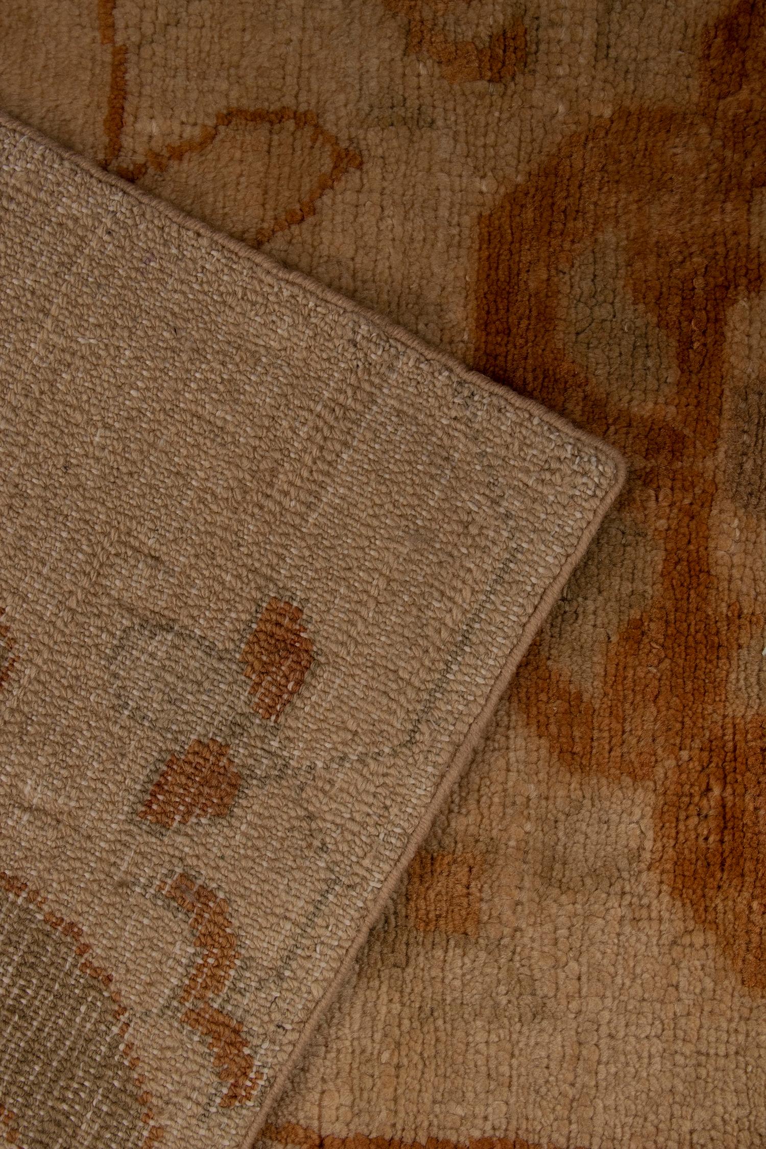 Laine Tapis & Kilim's Persian Sultanabad Style Runner with Orange & Blue Floral Pattern (Tapis de course persan de style Sultanabad avec motif floral orange et bleu) en vente