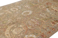 Rug & Kilim è un tappeto persiano in stile Tabriz in beige-marrone con motivi floreali