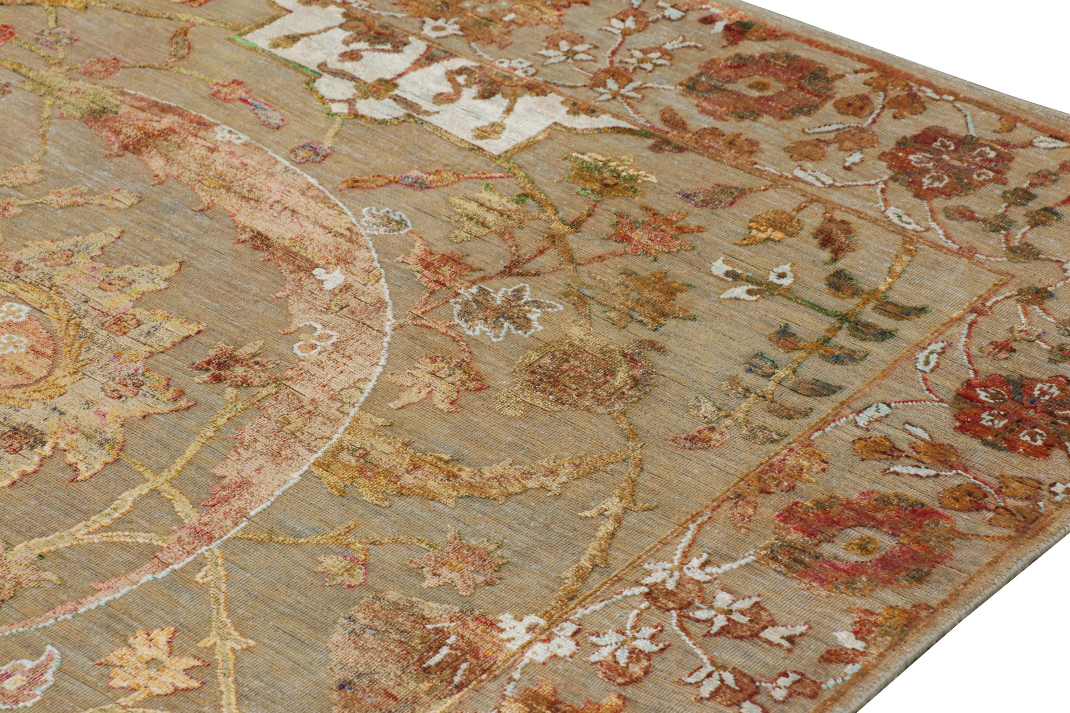 Indiano Rug & Kilim è un tappeto persiano in stile Tabriz in beige-marrone con motivi floreali in vendita