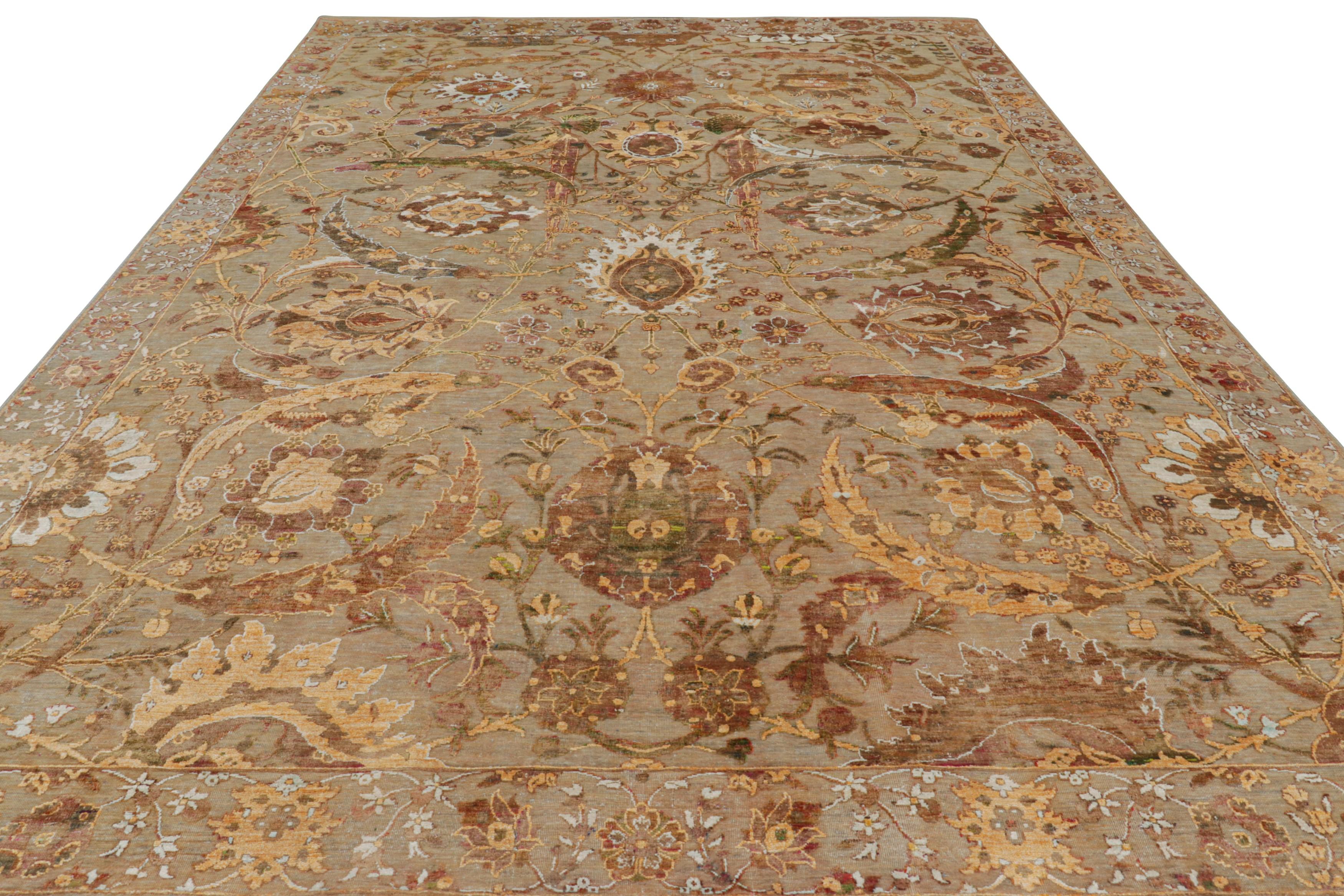 Annodato a mano Rug & Kilim è un tappeto persiano in stile Tabriz in beige-marrone con motivi floreali in vendita