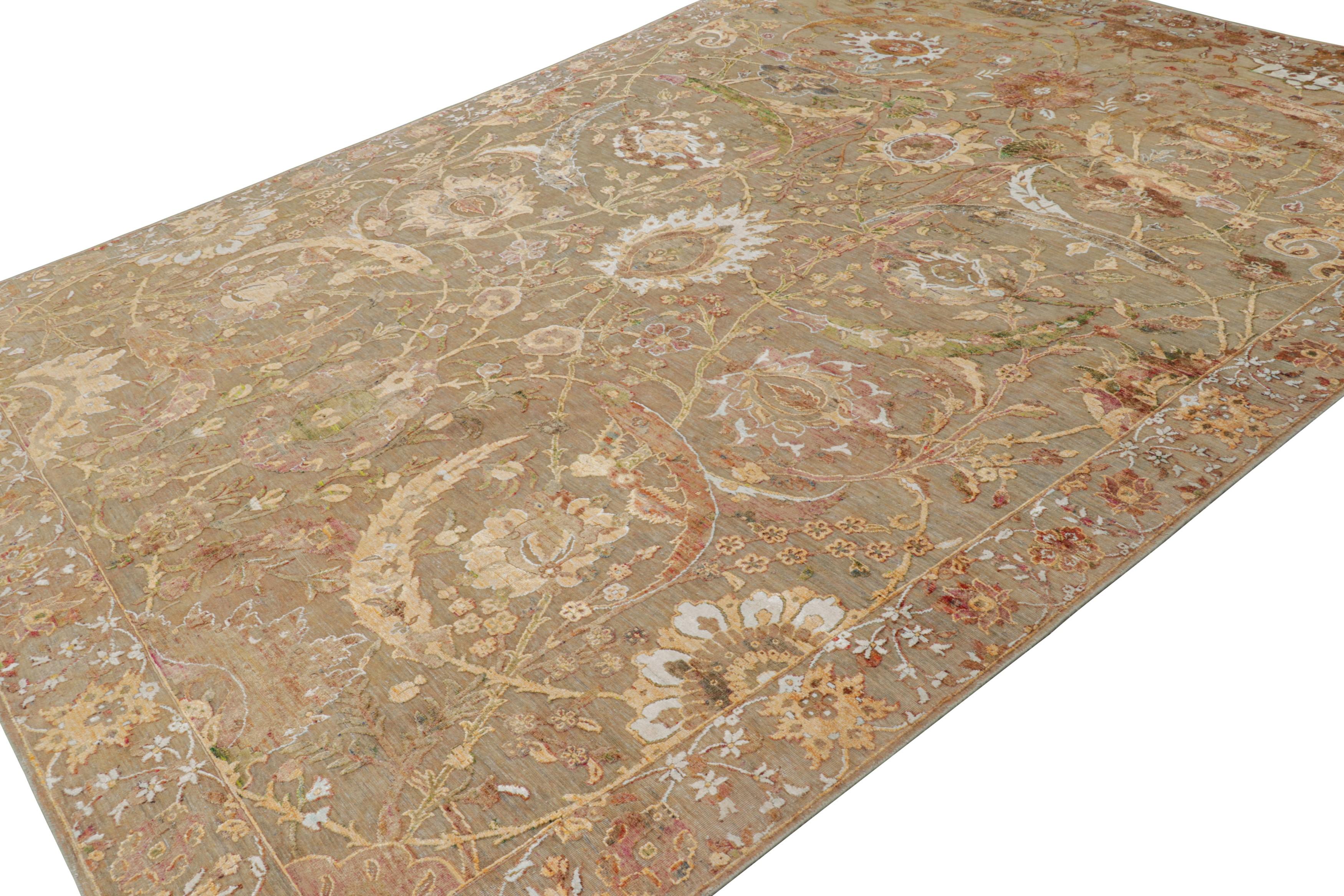 Rug & Kilim è un tappeto persiano in stile Tabriz in beige-marrone con motivi floreali In condizioni Nuovo in vendita a Long Island City, NY