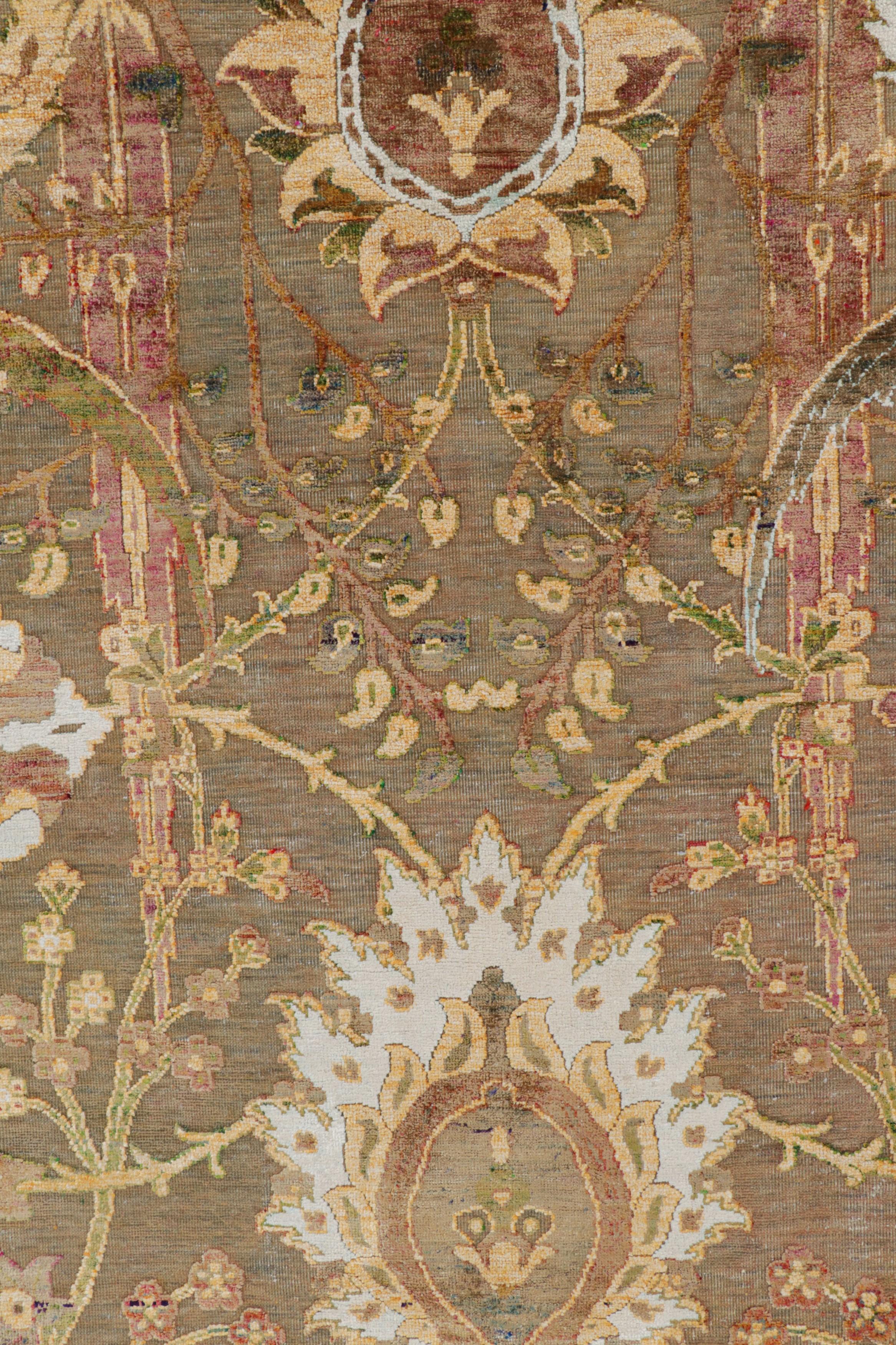 XXI secolo e contemporaneo Rug & Kilim è un tappeto persiano in stile Tabriz in beige-marrone con motivi floreali in vendita