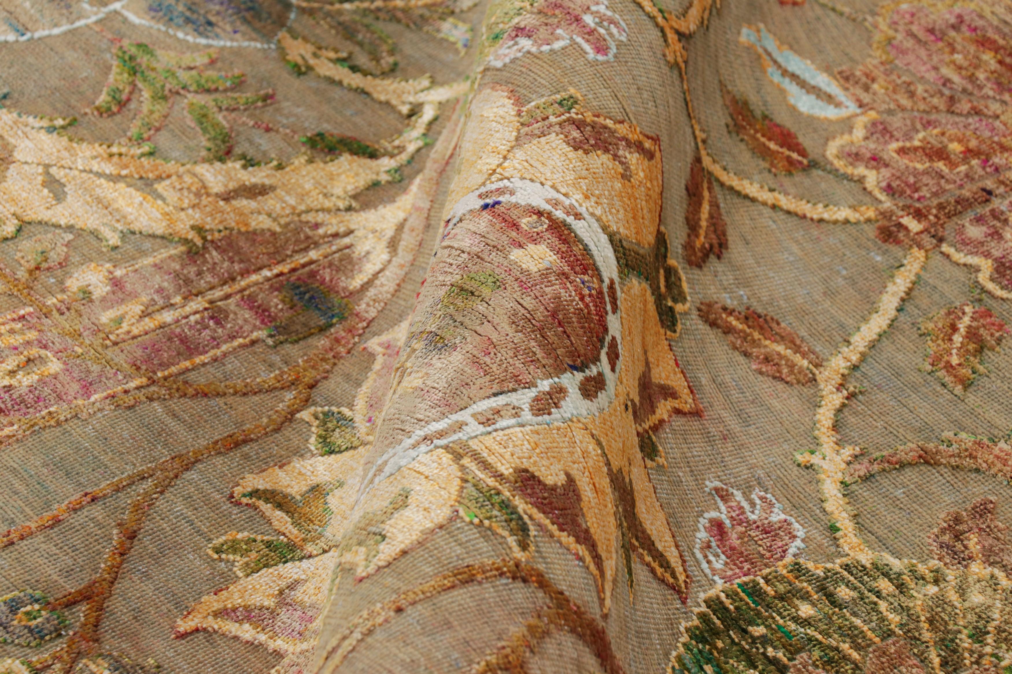 Lana Rug & Kilim è un tappeto persiano in stile Tabriz in beige-marrone con motivi floreali in vendita