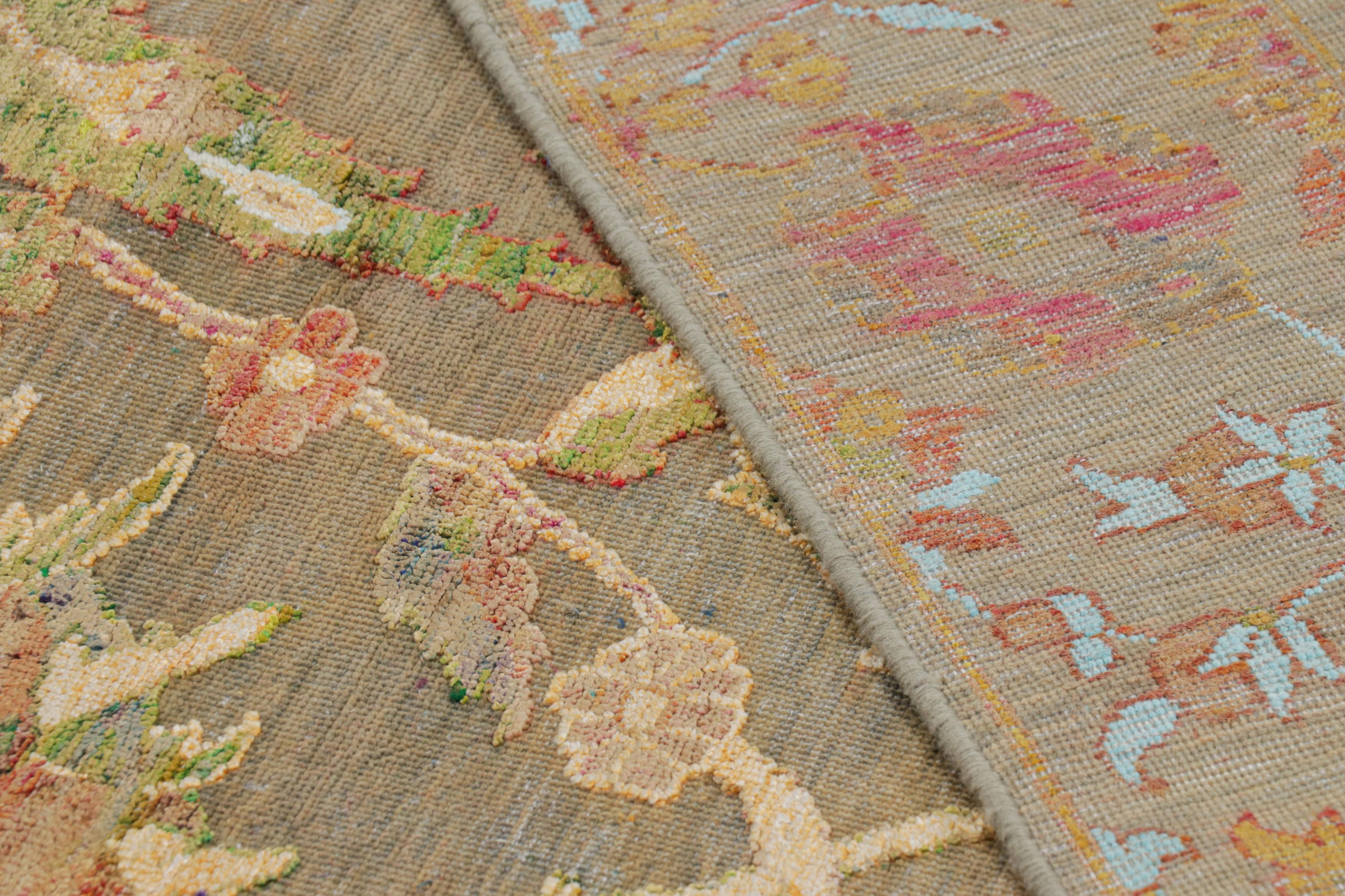 Rug & Kilim è un tappeto persiano in stile Tabriz in beige-marrone con motivi floreali in vendita 1