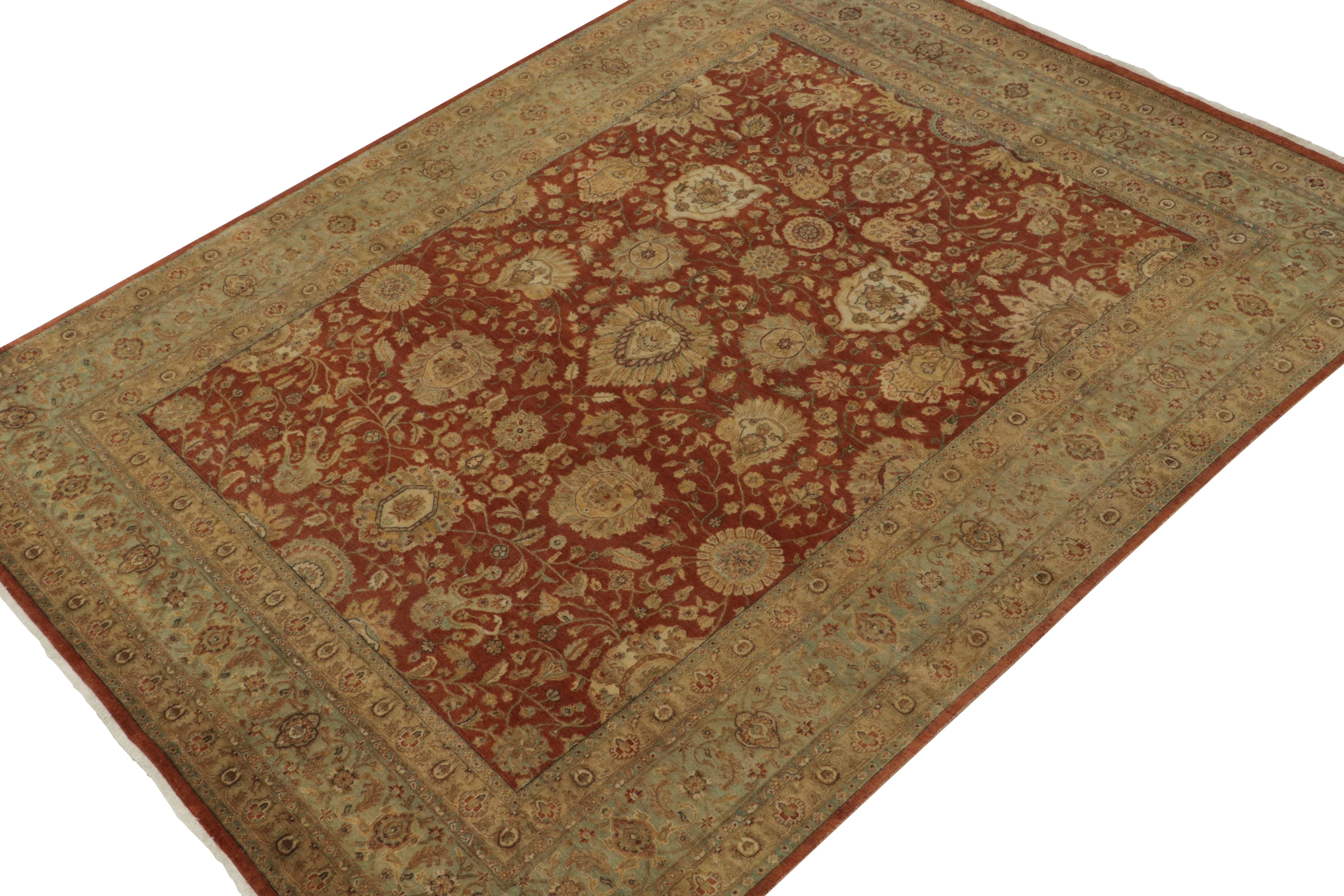 Ein 8x10 großer Teppich aus der Modern Classics Collection'S von Rug & Kilim, inspiriert vom berühmten Tabriz-Stil. Handgeknüpft aus Wolle, spielt ein außergewöhnliches Orangerot neben goldenen und beige-braunen Blumenmustern mit klassischer