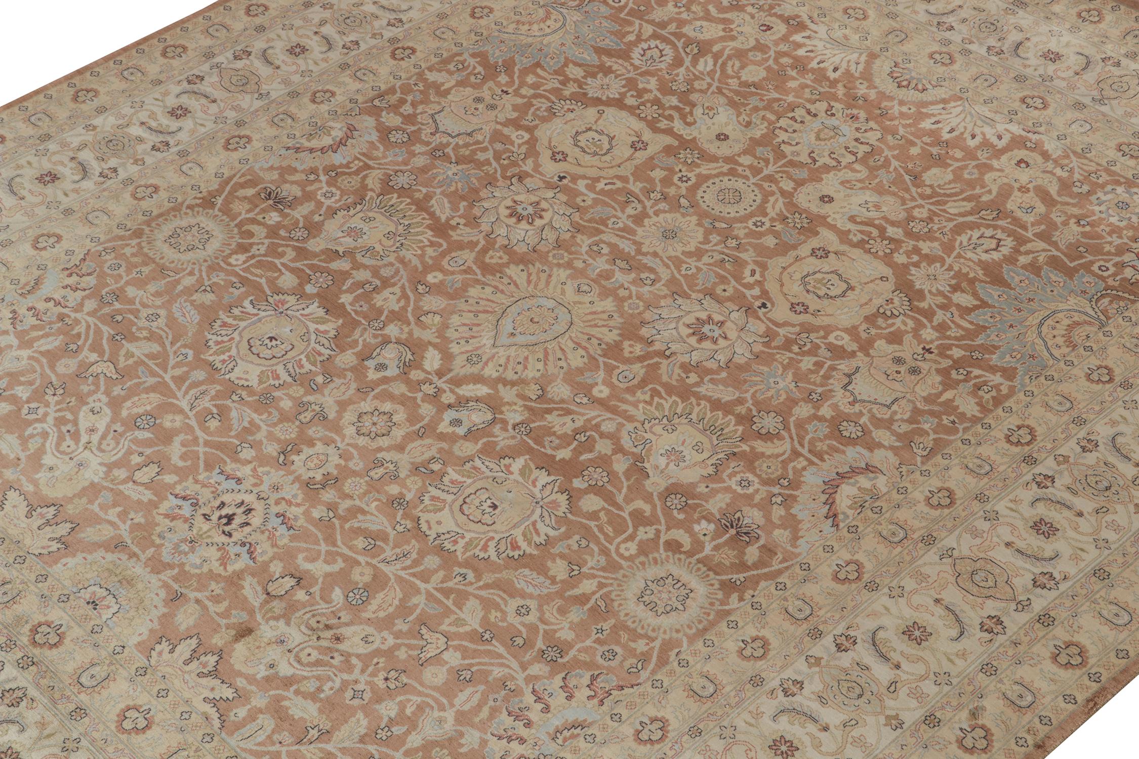 Annodato a mano Rug & Kilim è un tappeto persiano in stile Tabriz con motivi floreali in ruggine, marrone e blu in vendita