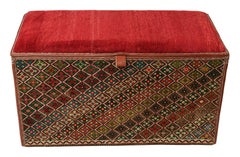 Coffre de rangement tribal persan à motifs géométriques colorés de Rug & Kilim