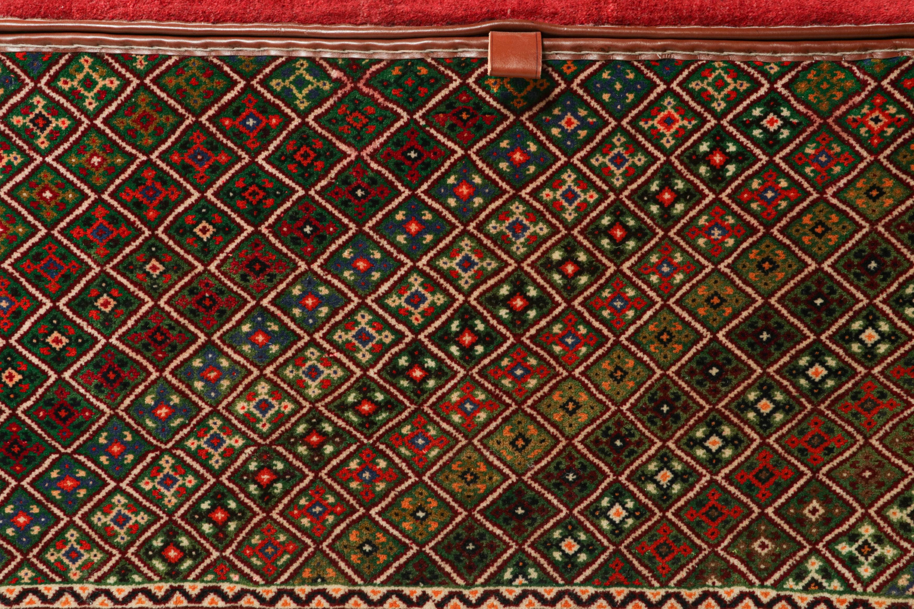 Rug & Kilim's Persian Tribal Storage Chest mit bunten geometrischen Mustern (Moderne) im Angebot