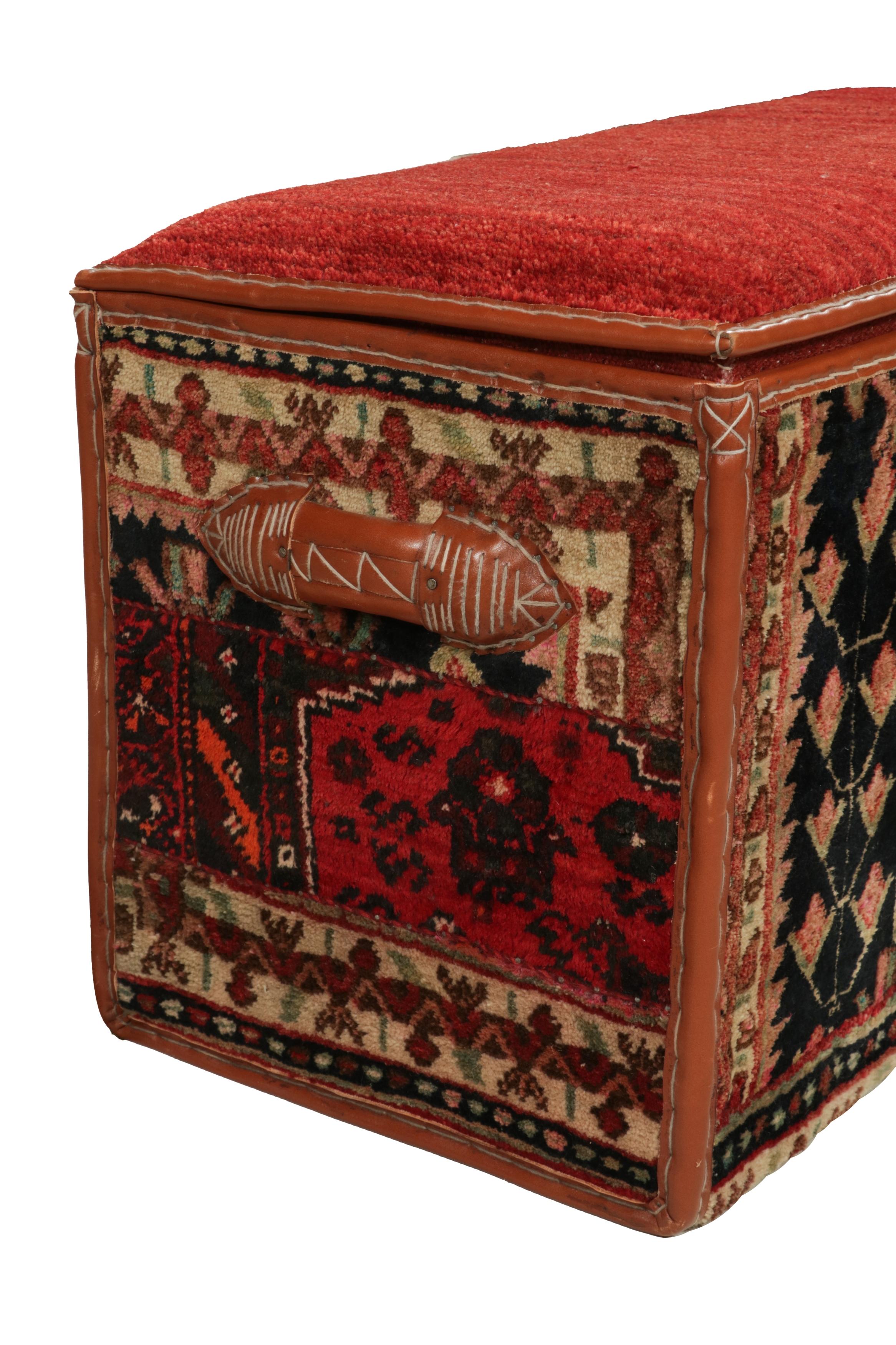 Rug & Kilim's Persian Tribal Storage Chest mit bunten geometrischen Mustern (Moderne) im Angebot