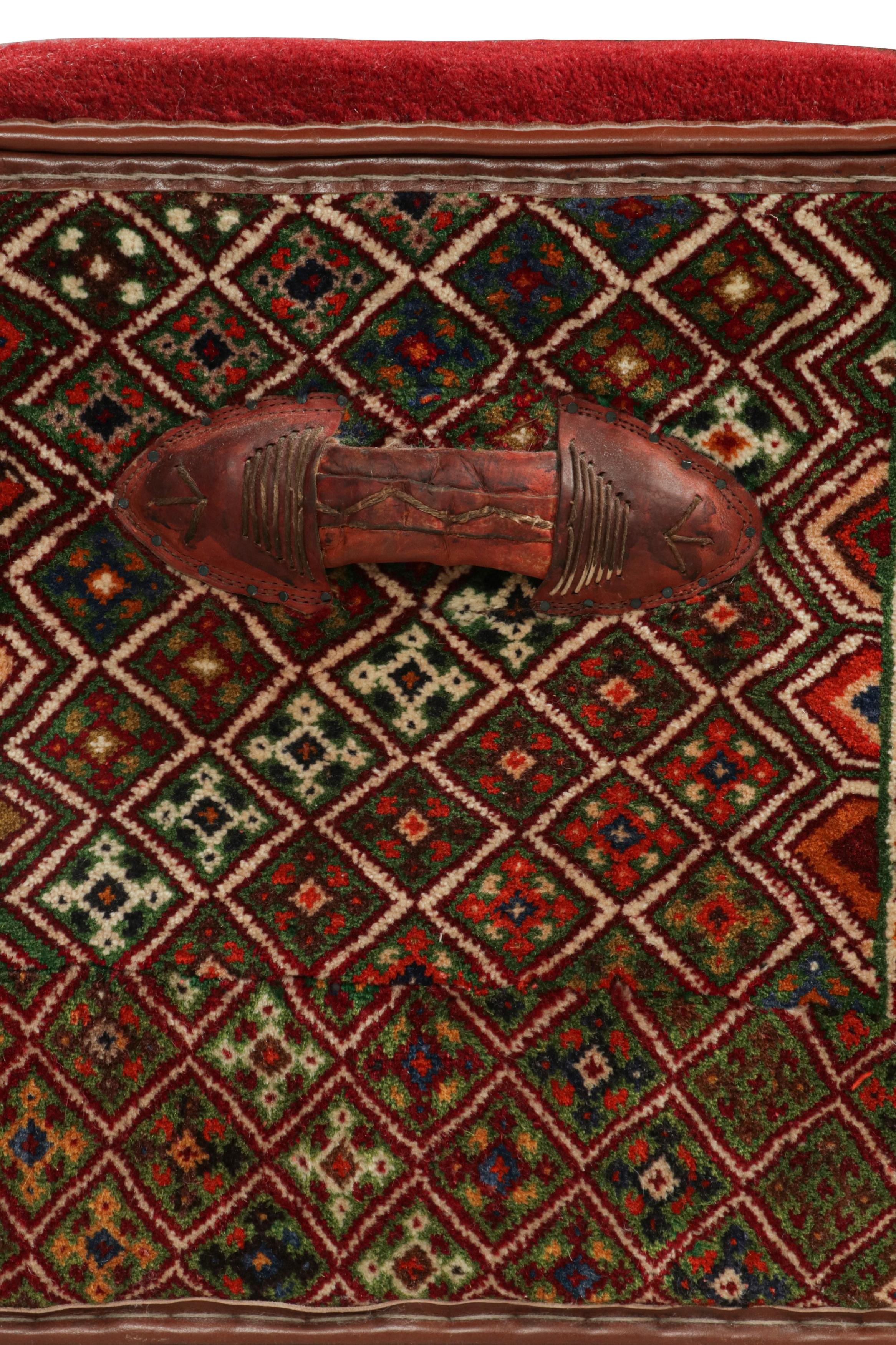 Rug & Kilim's Persian Tribal Storage Chest mit bunten geometrischen Mustern (Persisch) im Angebot