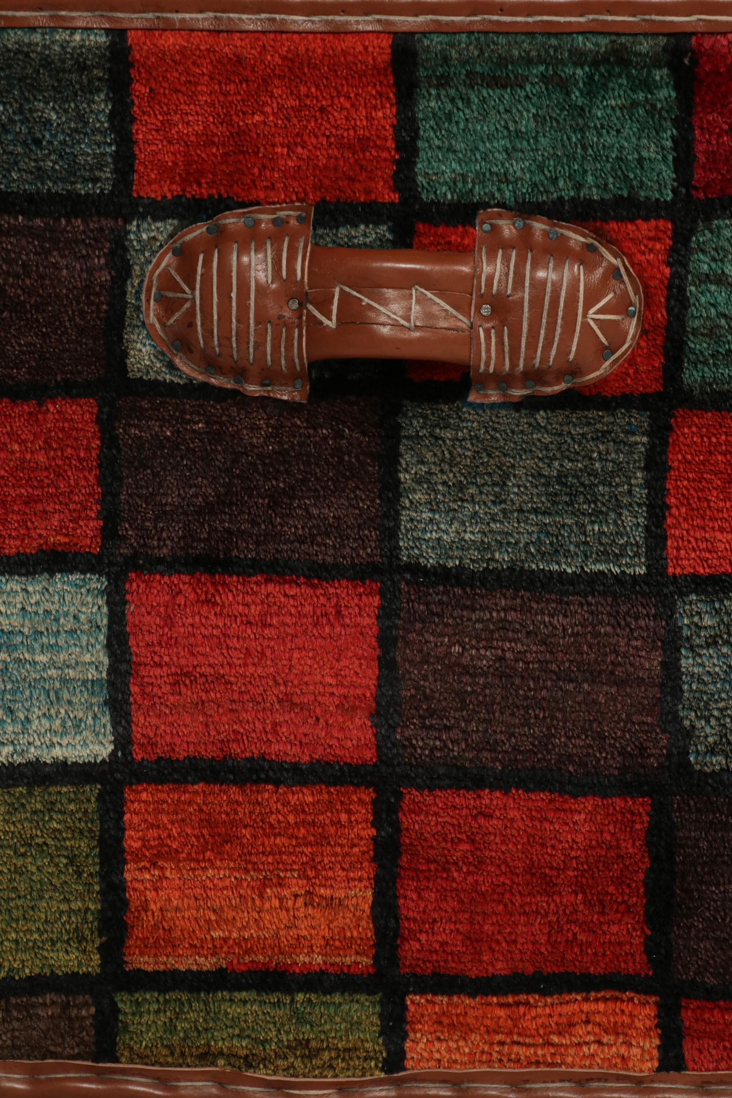 Rug & Kilim's Persian Tribal Storage Chest mit bunten geometrischen Mustern (Handgeknüpft) im Angebot