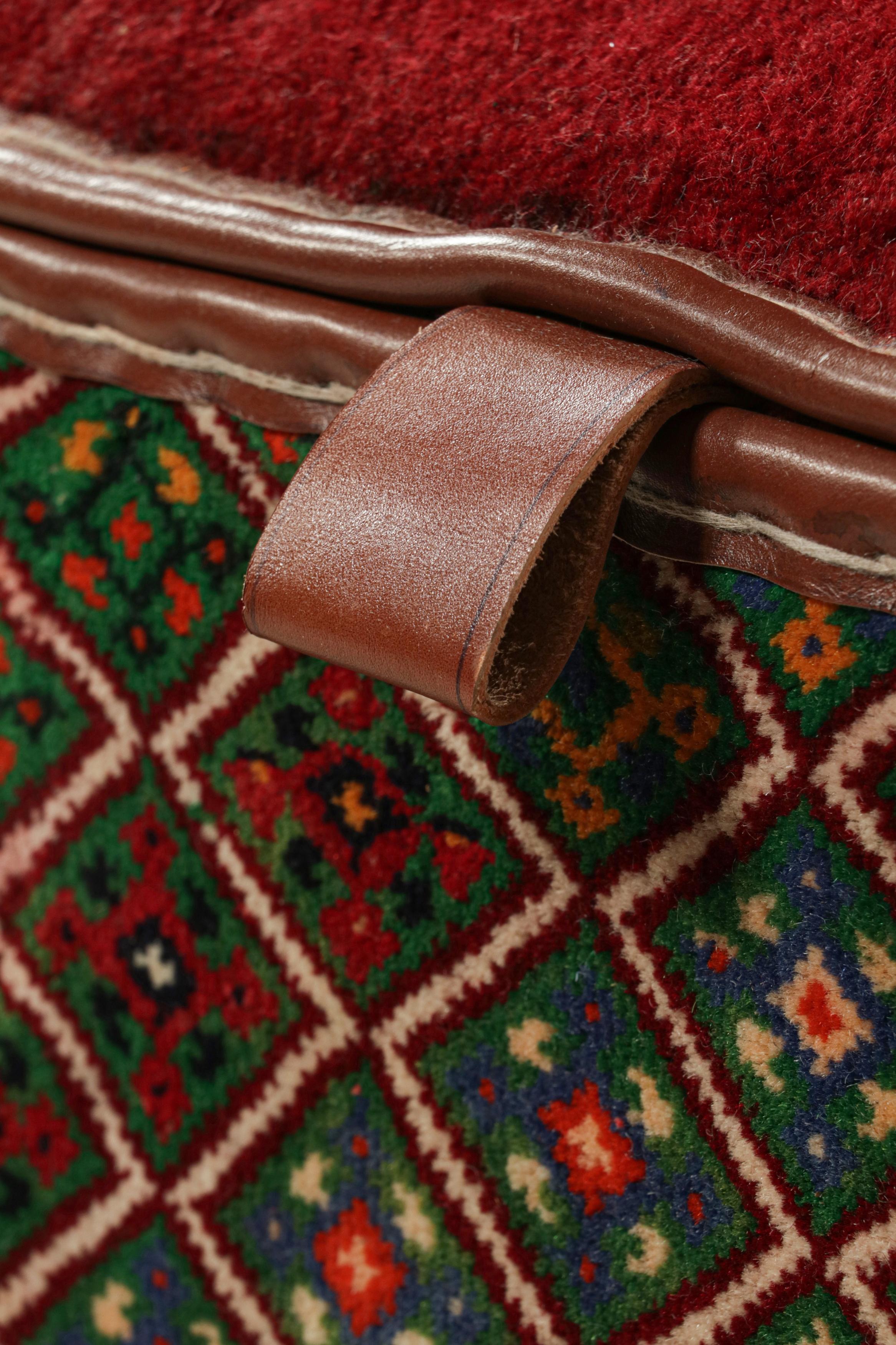 Rug & Kilim's Persian Tribal Storage Chest mit bunten geometrischen Mustern im Zustand „Neu“ im Angebot in Long Island City, NY