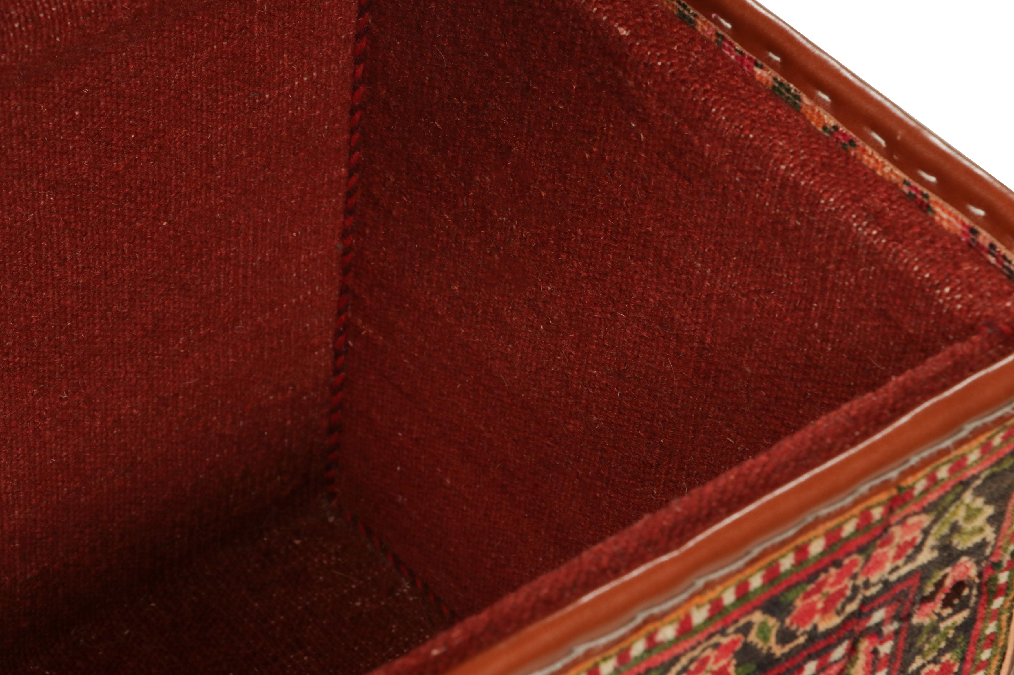 Rug & Kilim's Persian Tribal Storage Chest mit bunten geometrischen Mustern (Wolle) im Angebot