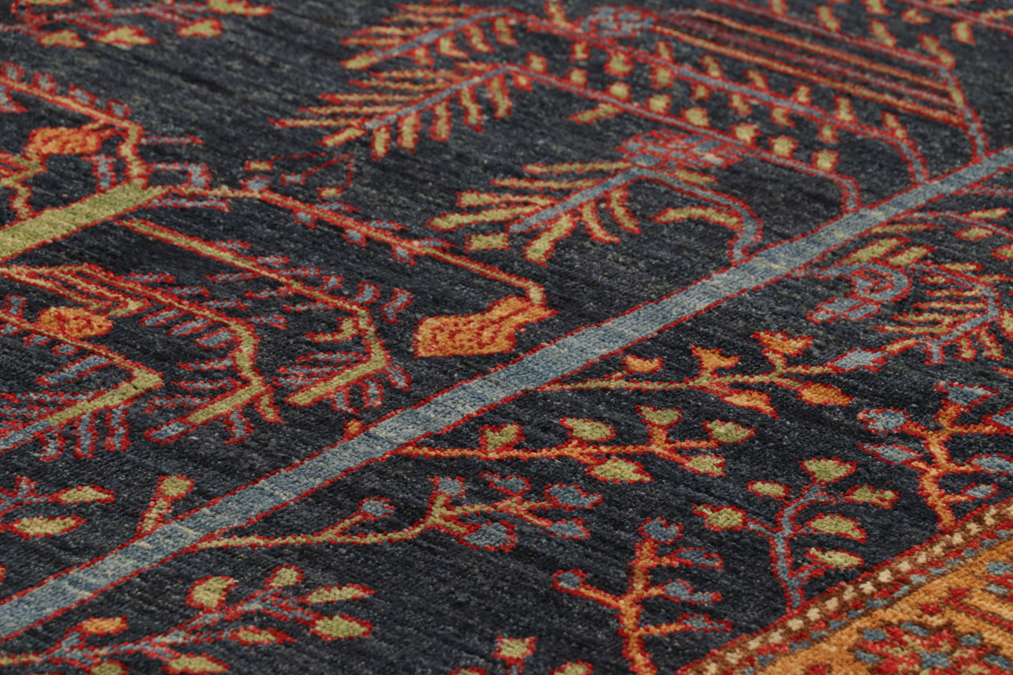 Questo tappeto contemporaneo 4 x 7 è una grande novità della Collection & Kilim di Rug & Kilim. Annodato a mano in lana, questo disegno si ispira ai tappeti tribali persiani con lo stile 