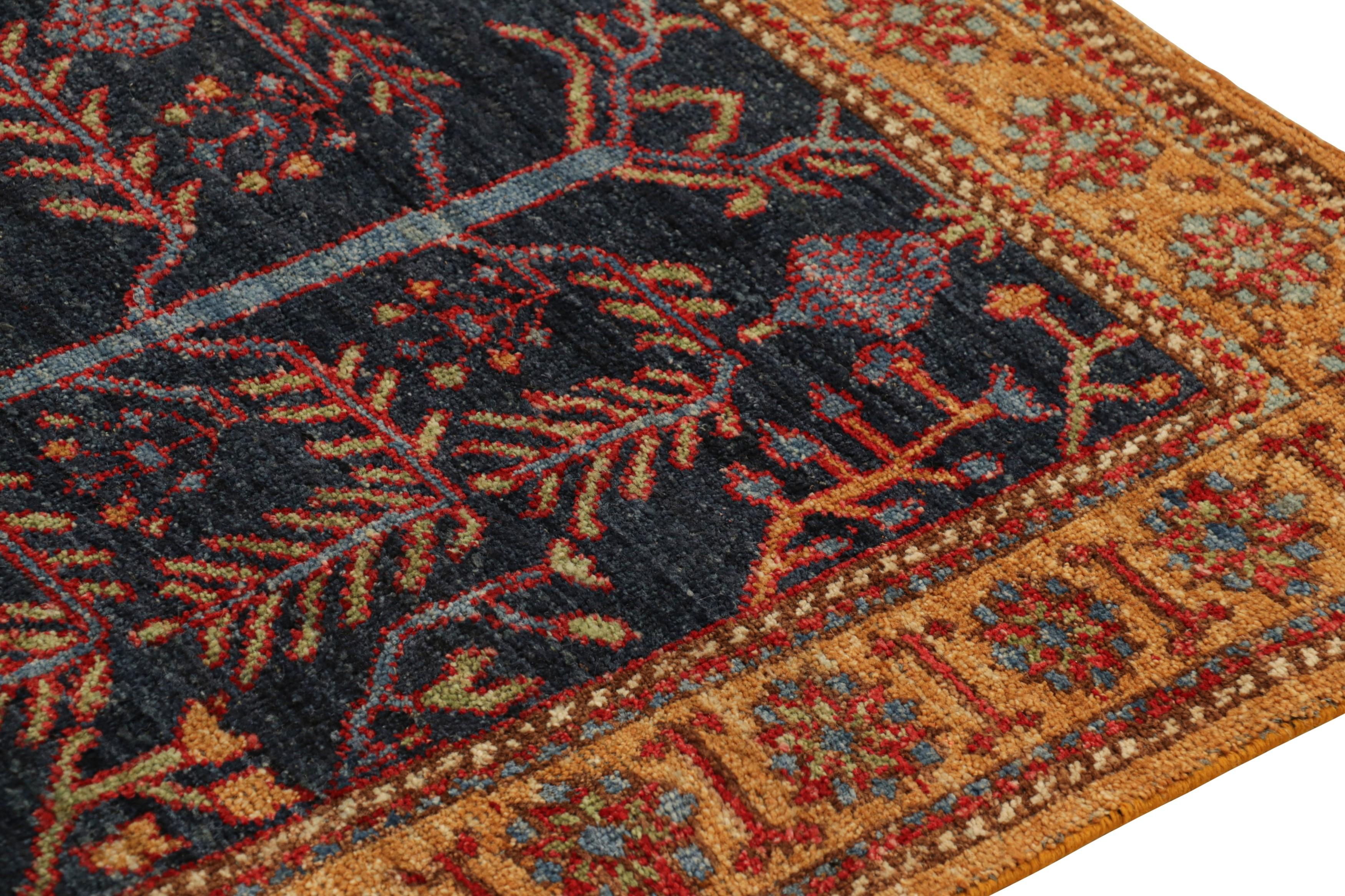Tribale Rug & Kilim è un tappeto persiano in stile tribale di colore blu navy con motivi floreali in vendita