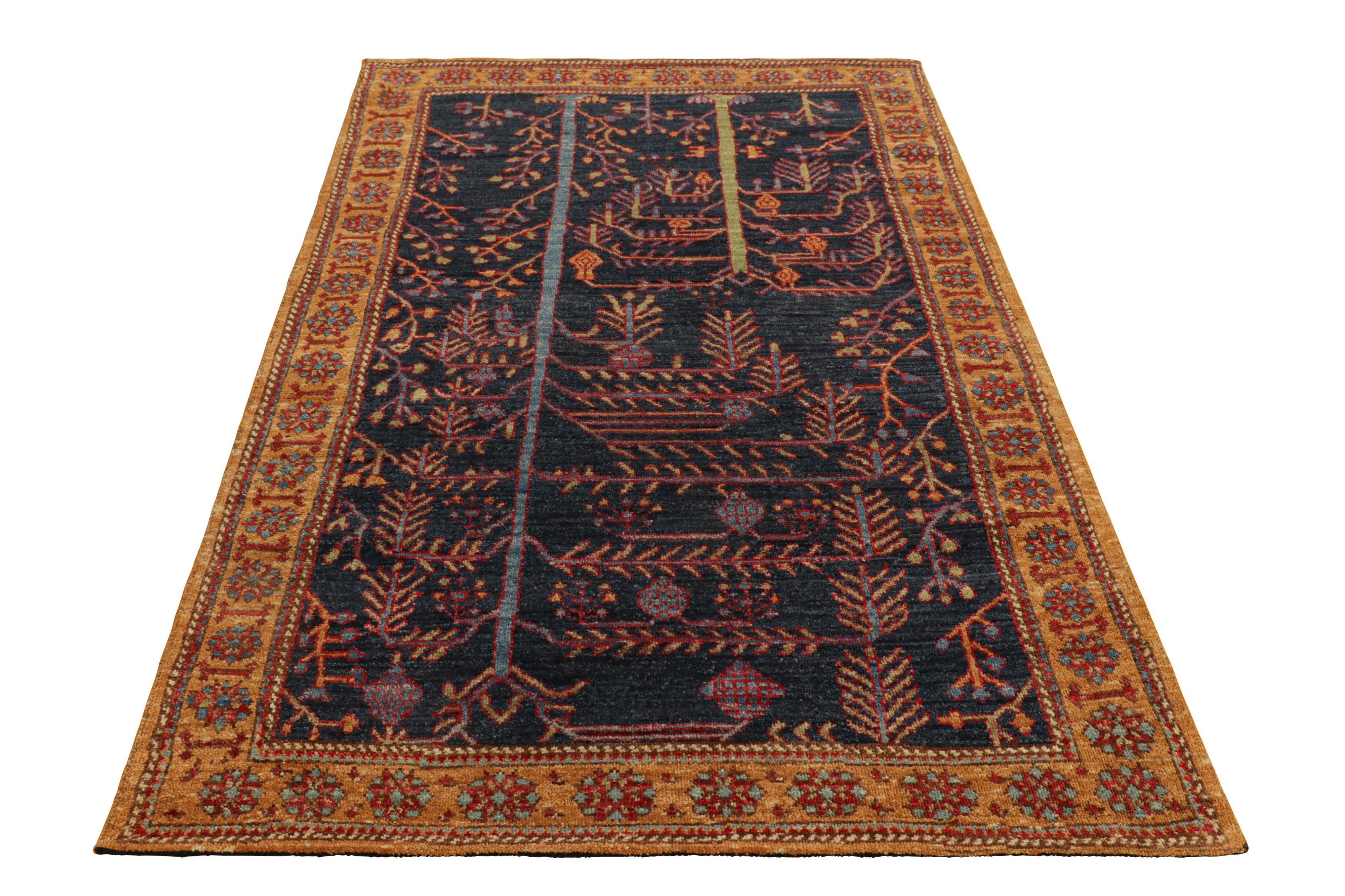 Indiano Rug & Kilim è un tappeto persiano in stile tribale di colore blu navy con motivi floreali in vendita