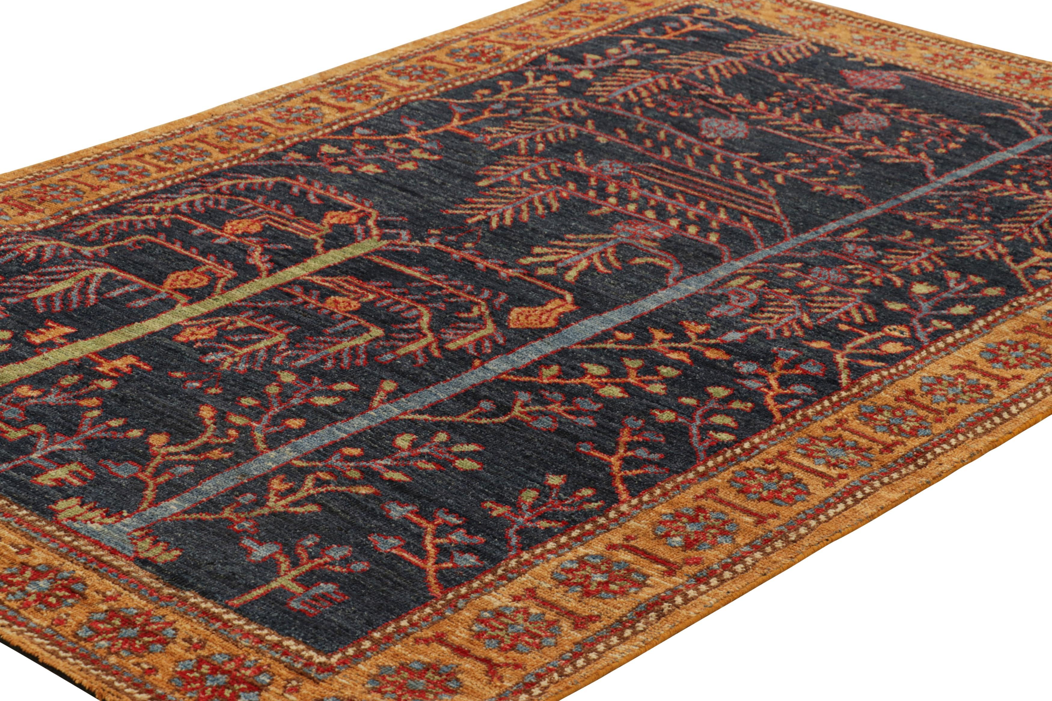 Annodato a mano Rug & Kilim è un tappeto persiano in stile tribale di colore blu navy con motivi floreali in vendita