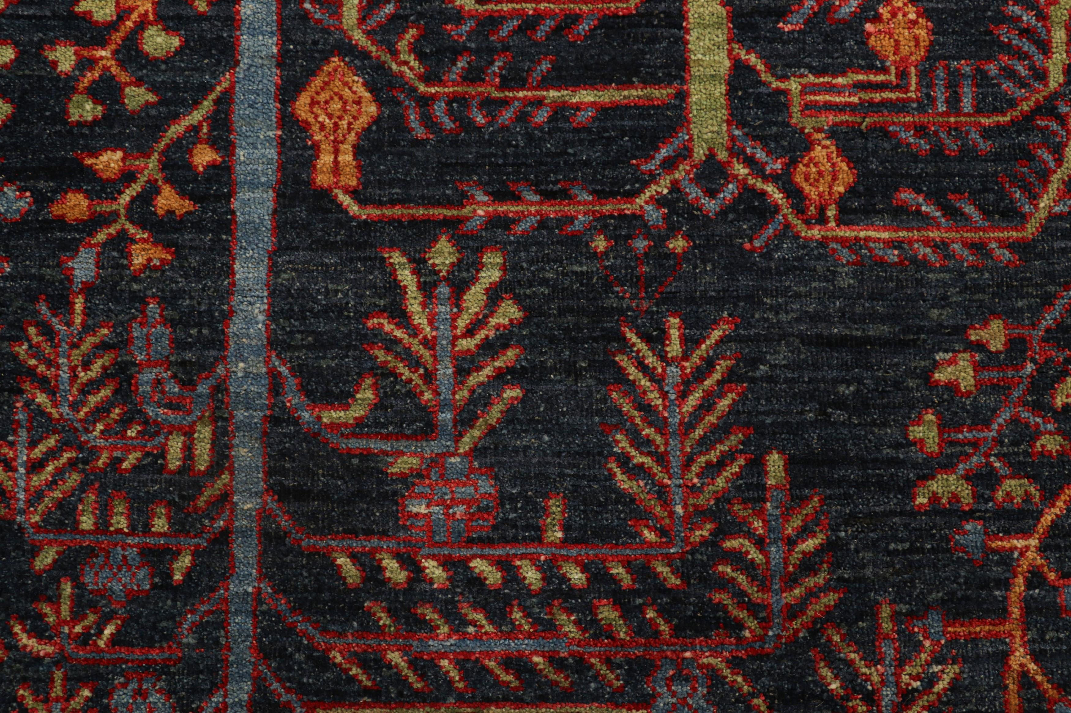 Rug & Kilim è un tappeto persiano in stile tribale di colore blu navy con motivi floreali In condizioni Nuovo in vendita a Long Island City, NY