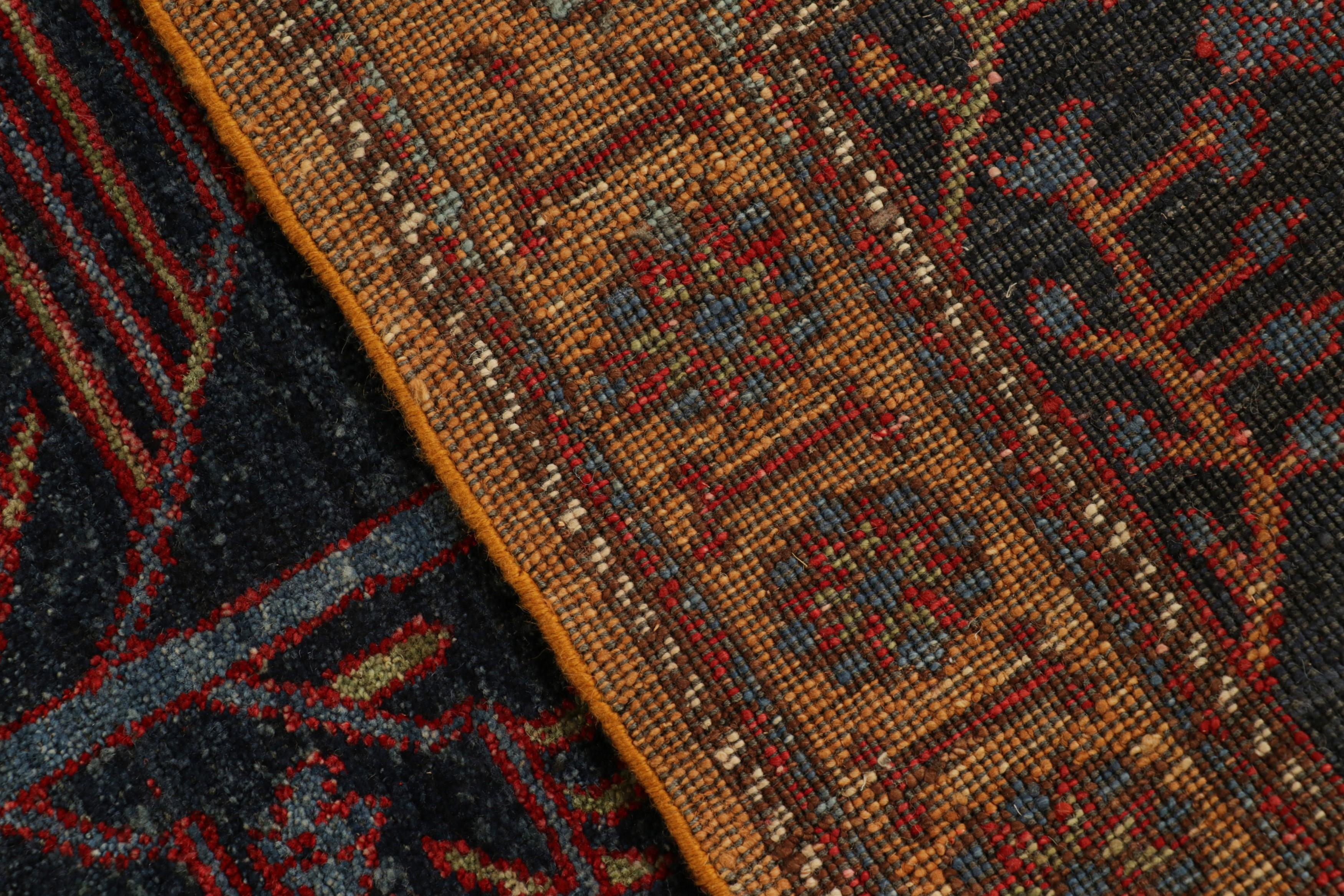 XXI secolo e contemporaneo Rug & Kilim è un tappeto persiano in stile tribale di colore blu navy con motivi floreali in vendita