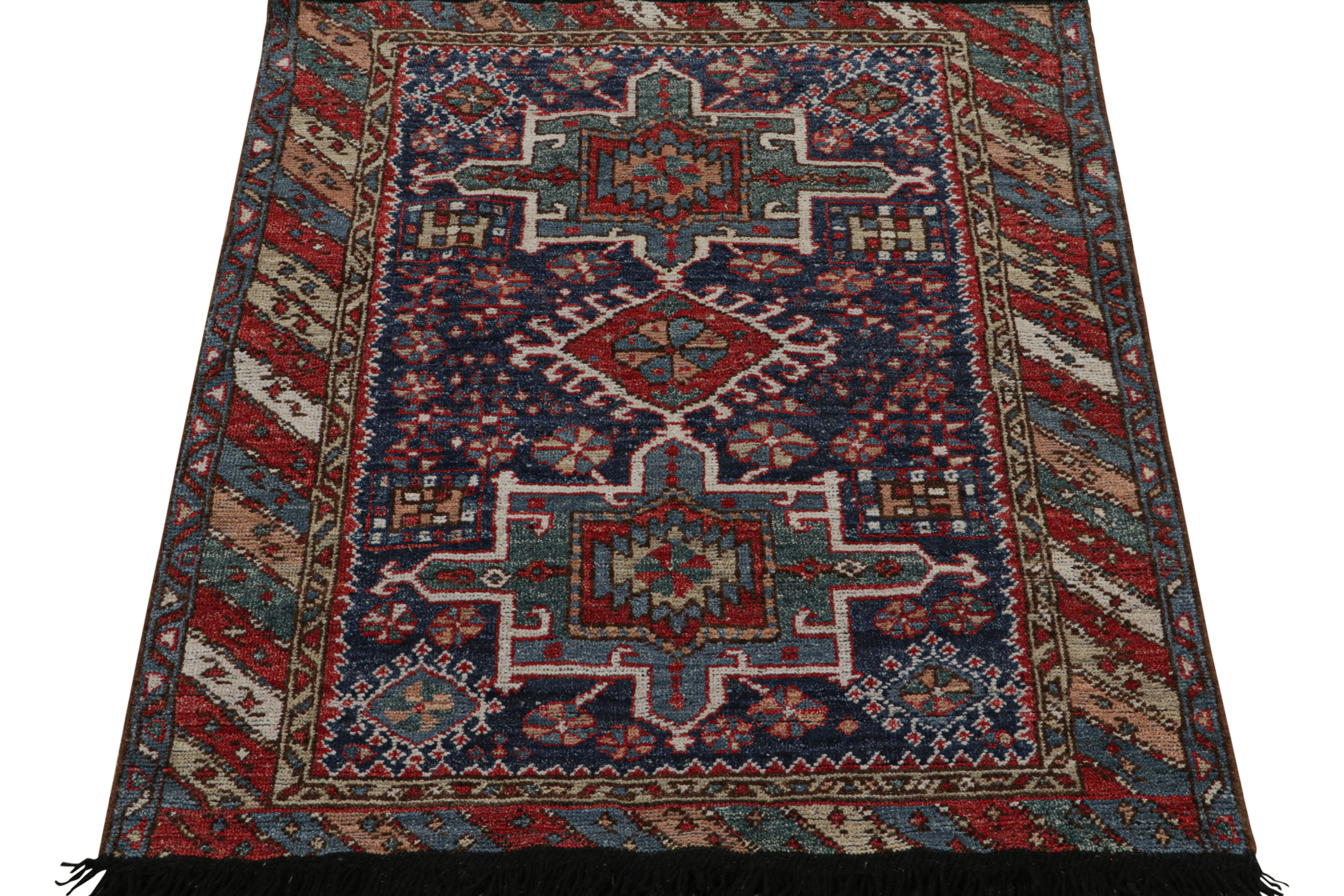 Rug & Kilim's Teppich im persischen Tribal-Stil mit roten und blauen Mustern (Stammeskunst) im Angebot