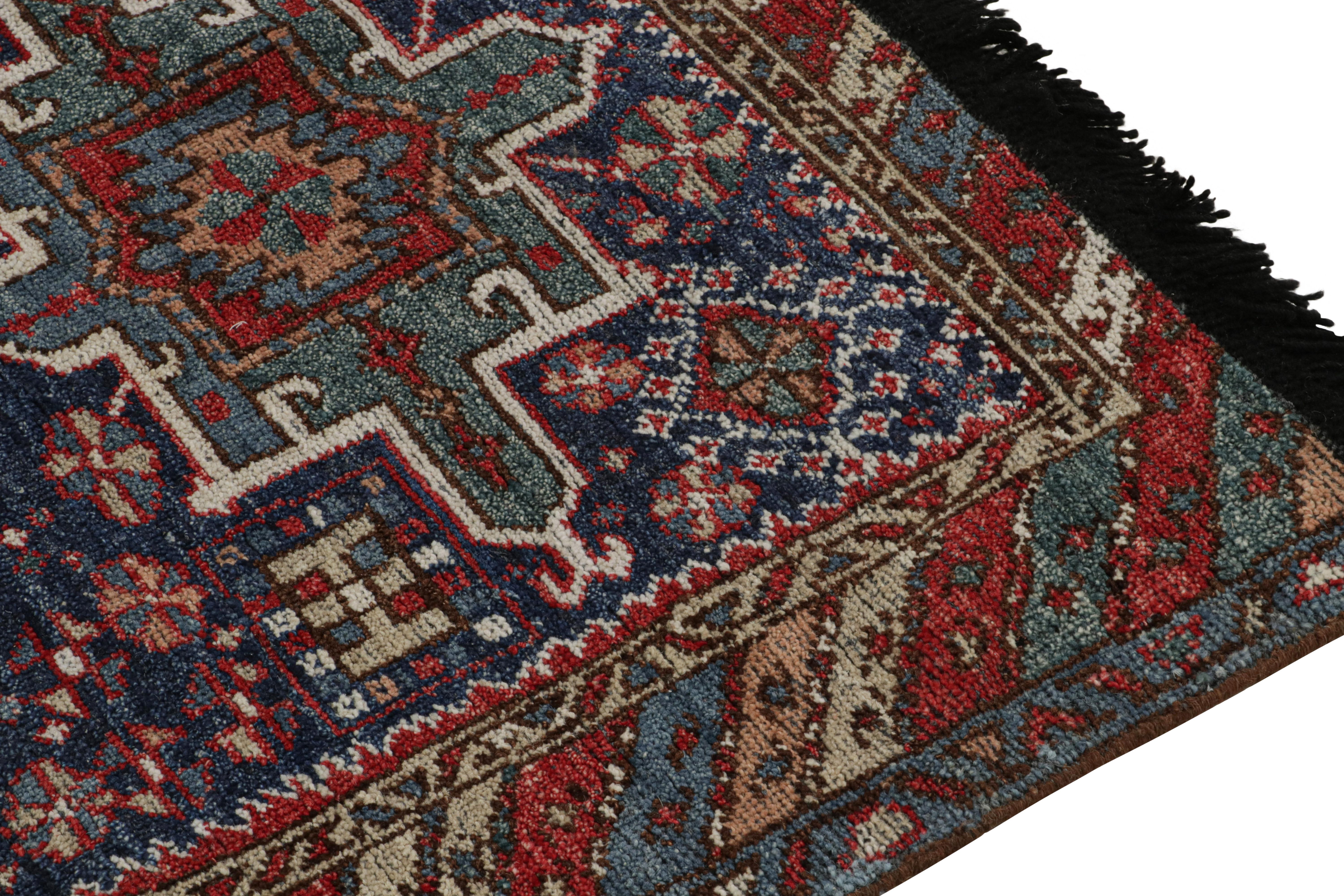 Rug & Kilim's Teppich im persischen Tribal-Stil mit roten und blauen Mustern (Handgeknüpft) im Angebot