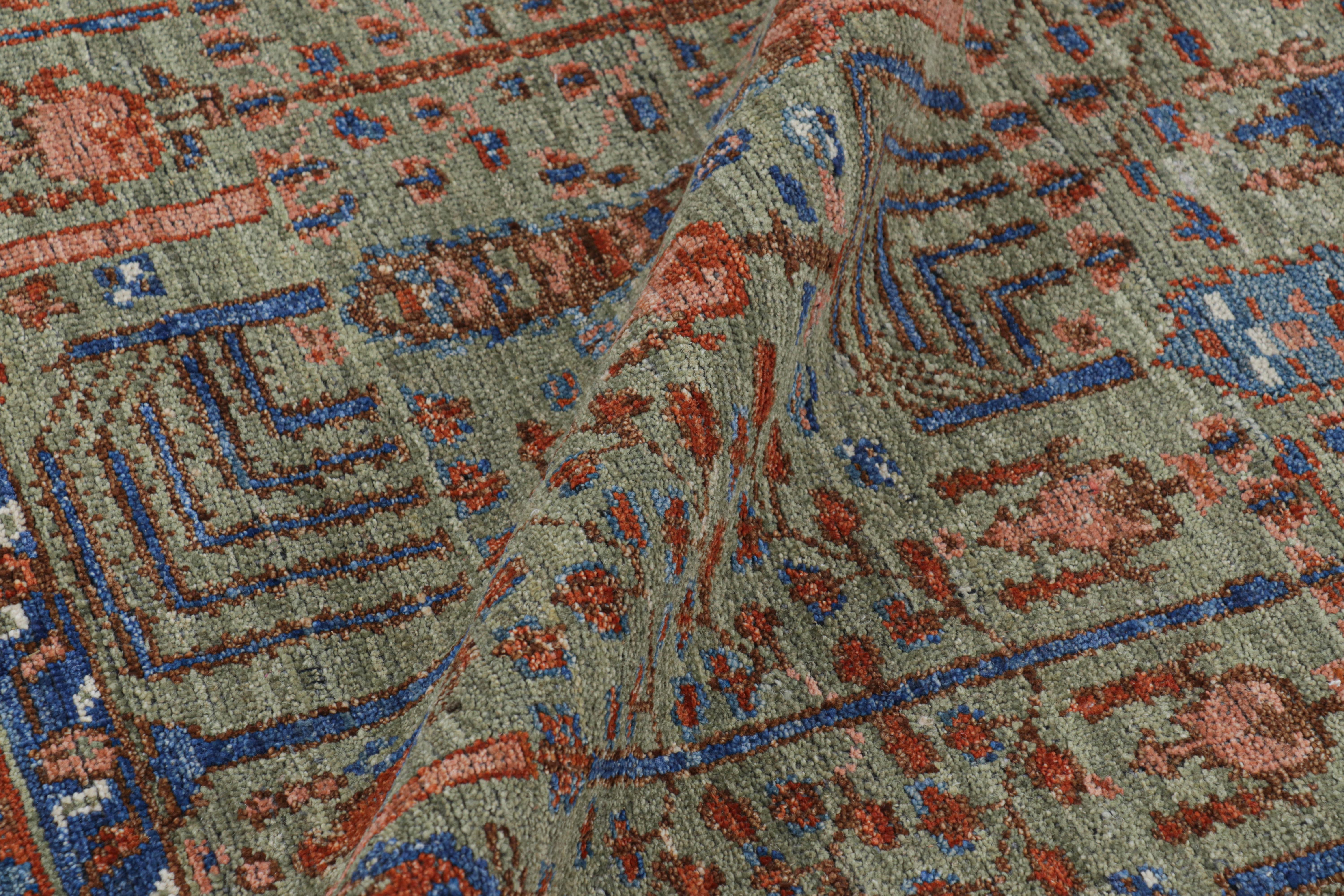 XXI secolo e contemporaneo Rug & Kilim - Tappeto quadrato persiano in stile tribale in verde con motivi floreali in vendita