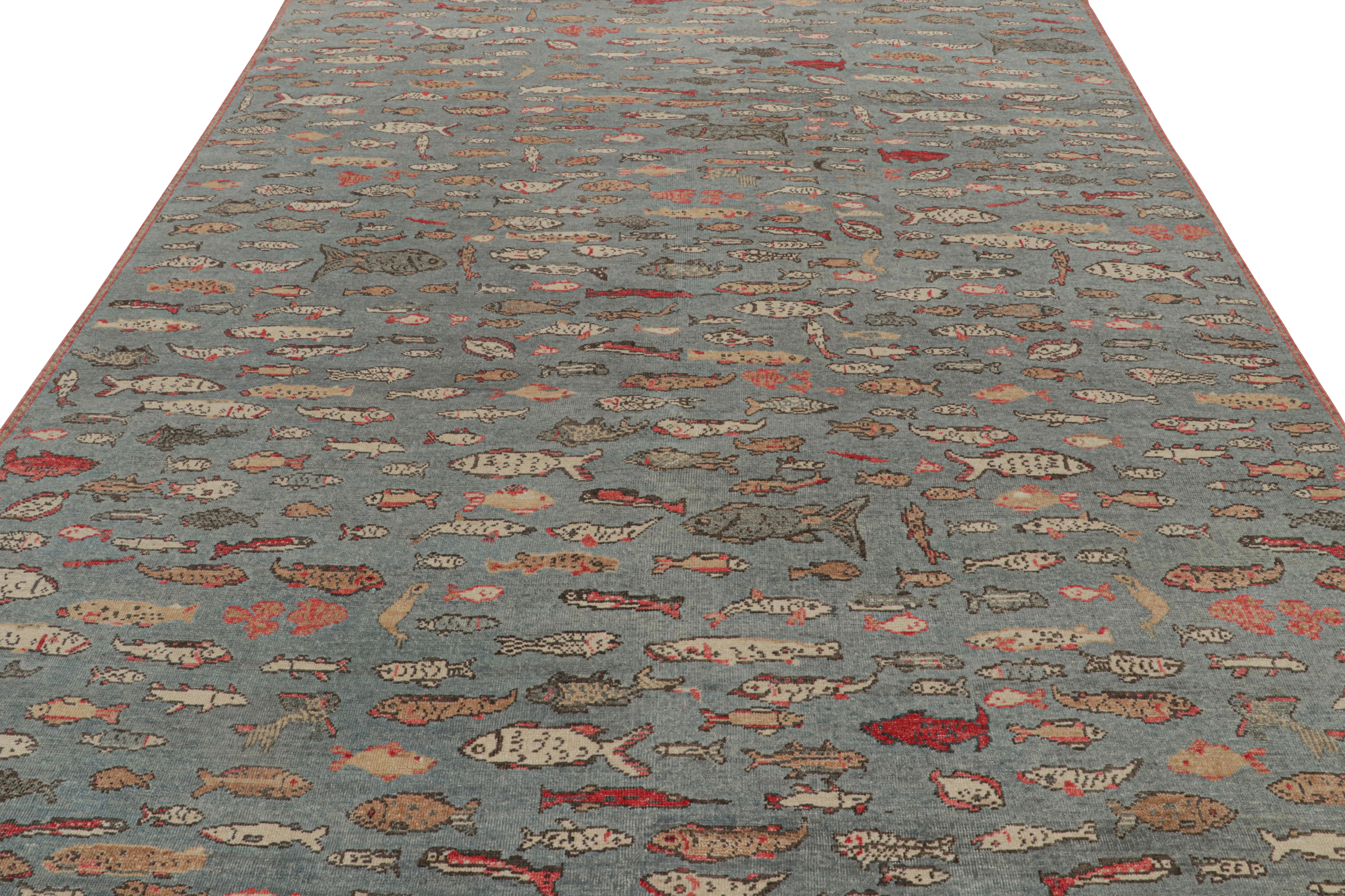 Moderno Rug & Kilim è un tappeto d'arte pittorico in blu con illustrazioni di pesci in vendita