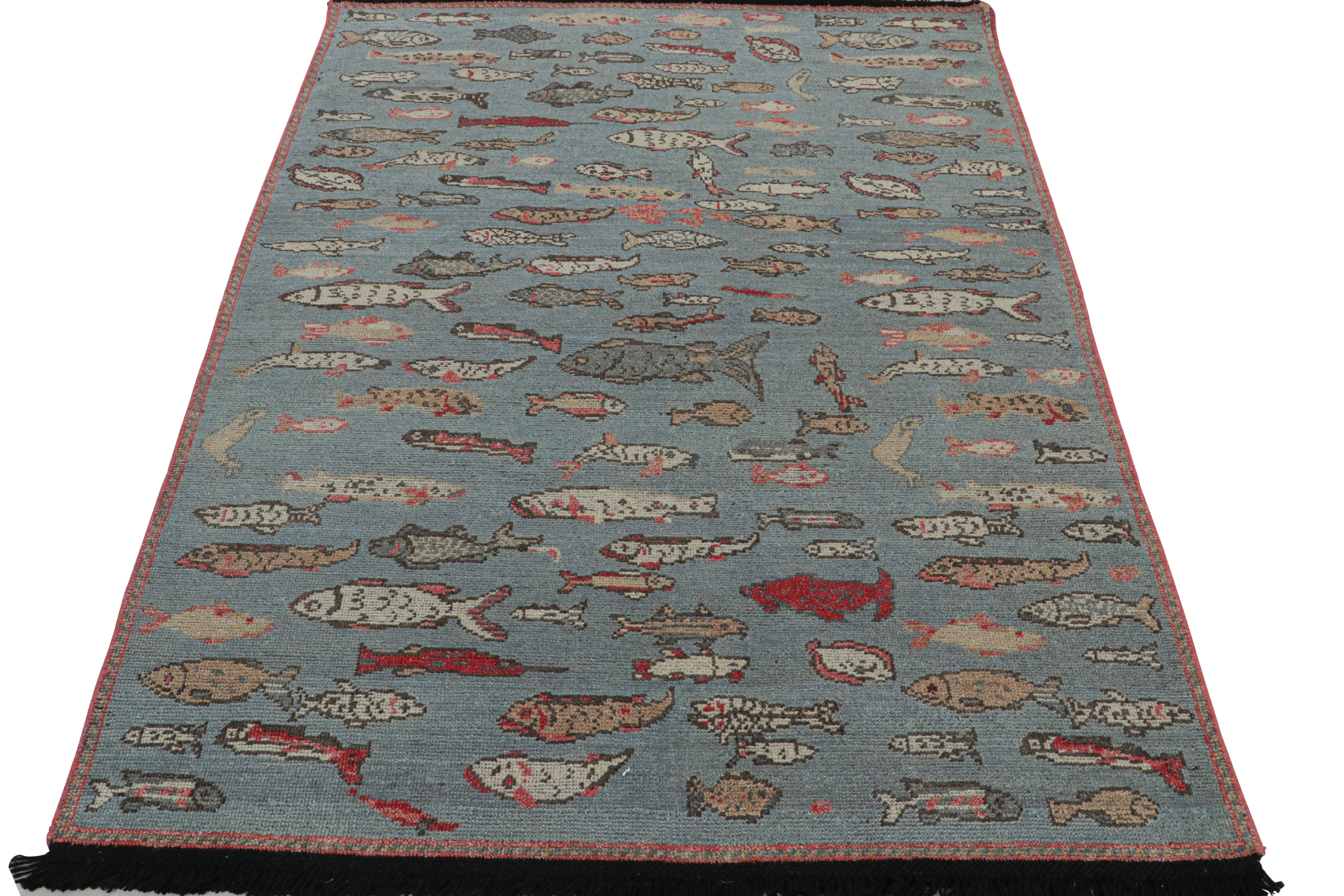 Moderno Rug & Kilim è un tappeto d'arte pittorico in blu con illustrazioni di pesci in vendita