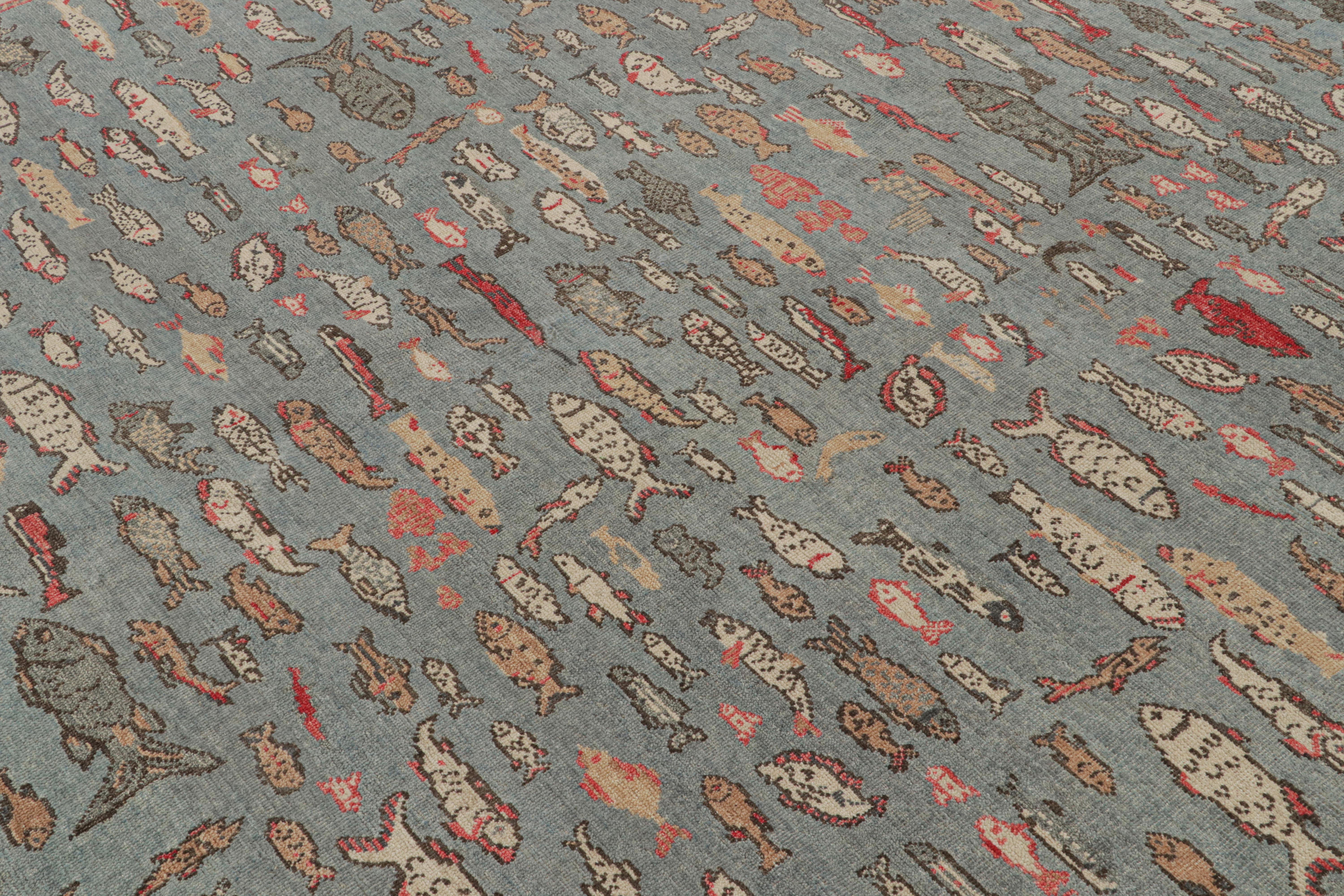 Indiano Rug & Kilim è un tappeto d'arte pittorico in blu con illustrazioni di pesci in vendita